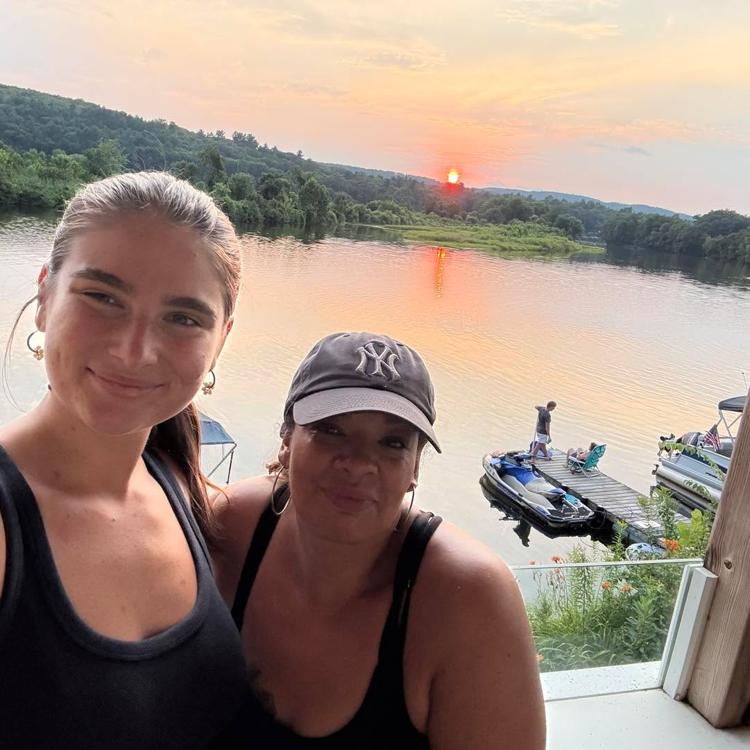 #workbesties
TGIF TAG YOUR WORK BESTIE๐๐
Grab your bestie and head to the Marina๐
Amazing drink specials and food specials โจ
$5 SANGRIA ๐น๐น๐น
Open Wednesday- Sunday @11:30am ๐