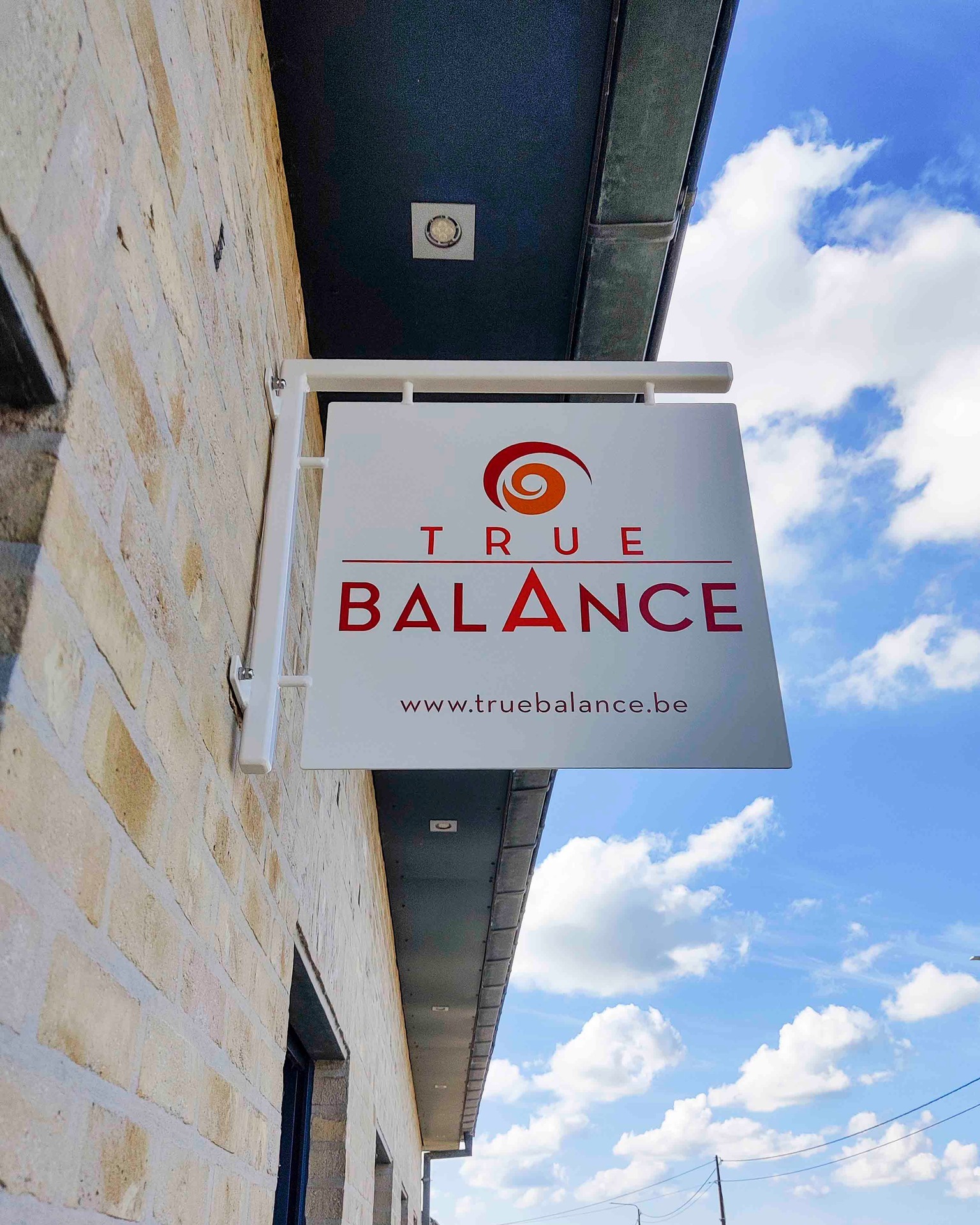 📐Wanneer maatwerk een must is.
Voor deze haakse gevelreclame van True Balance vonden we niet direct iets in ons "standaard" aanbod. Maatwerk dan maar.
Deze gevelreclame werd volledig op maat gemaakt in staal en vervolgens gelakt in de huisstijl basiskleur, waarna we er de correcte belettering op plaatsten. Volledig weersbestendig maar vooral ook uniek.
👉 Jouw zaak net iets meer en mooier laten opvallen? We helpen je graag.
#gevelreclame #exidesignstudio #huisstijl #fullservicereclamebureau #promotiemateriaal #promotie #grafischontwerp #belettering
