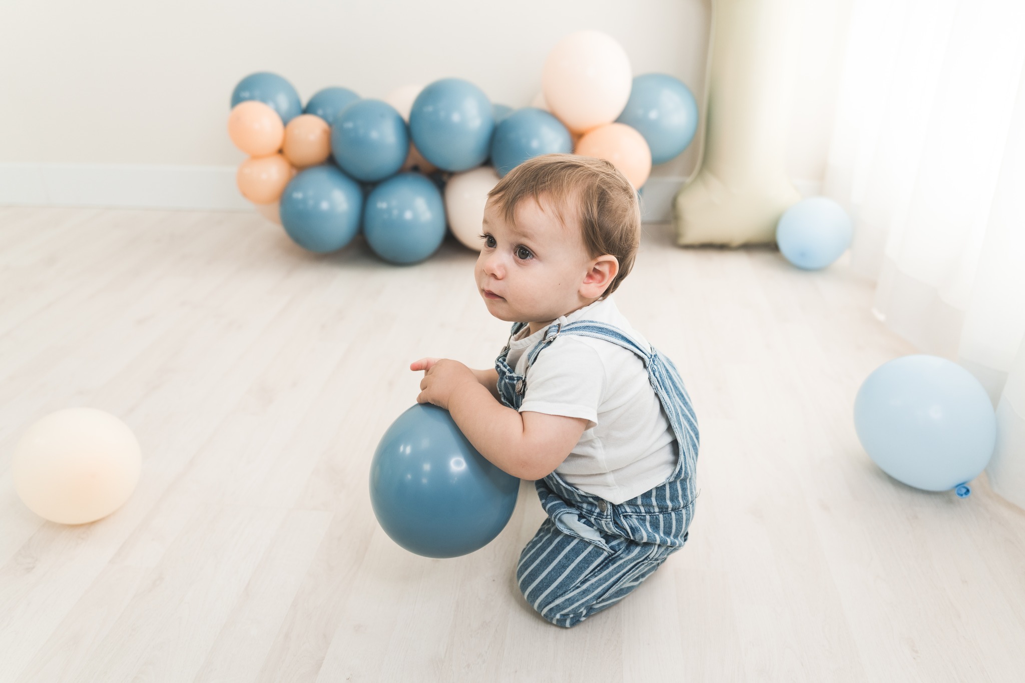 Un anno di sorrisi, scoperte, prime volte… e un’infinità di amore. 🎈🤍
Per festeggiare il primo compleanno, palloncini, qualche risata e tutta la curiosità di chi ha appena compiuto il suo primo meraviglioso giro intorno al sole. ✨
Perché il primo compleanno passa in un attimo… ma merita un ricordo tutto suo.
Buon primo compleanno! 🎂🎈
#primocompleanno #firstbirthday #fotografiabambini #ricordifelici #fotografiadifamiglia #peregosilviafotografa #lagomaggiore