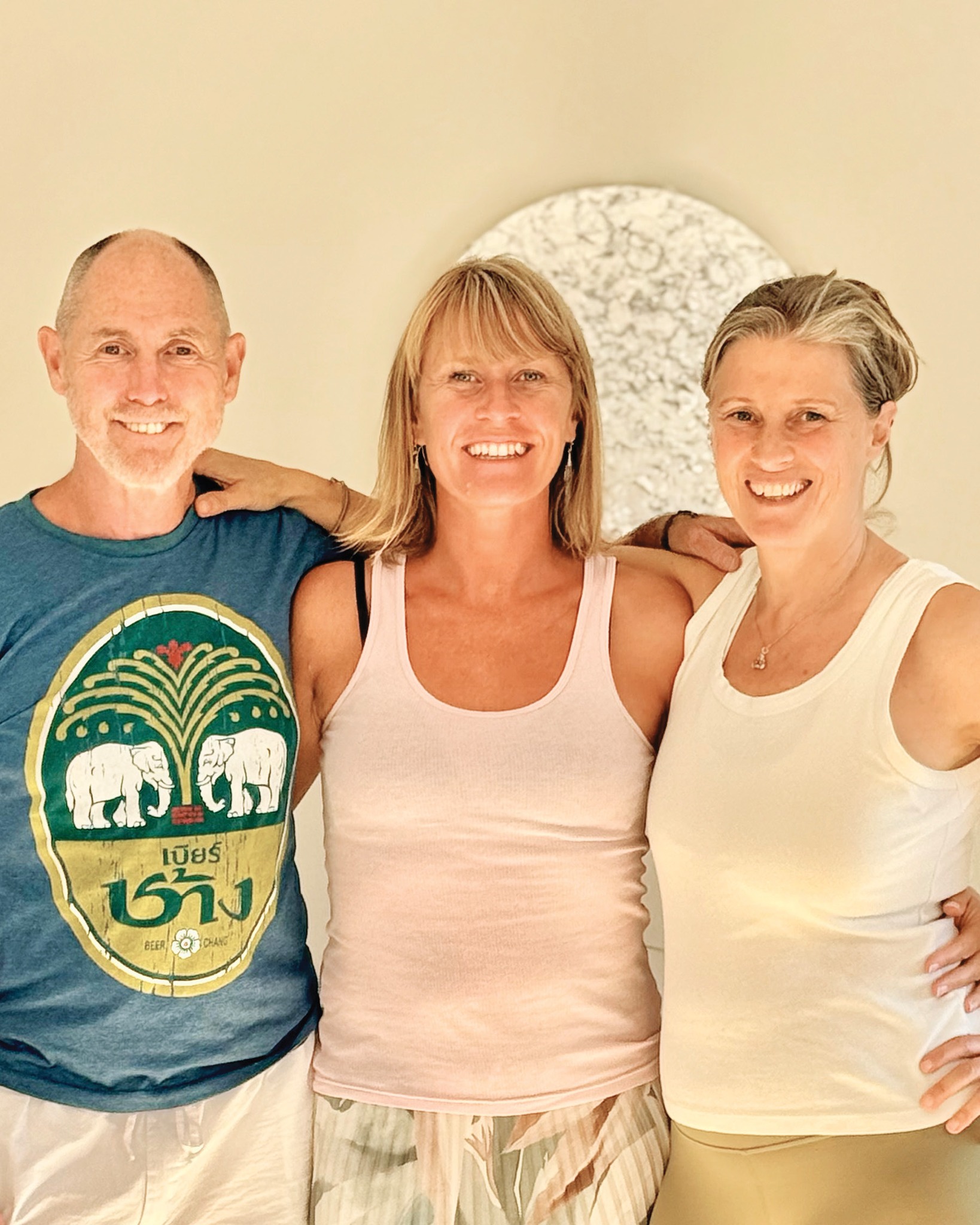 Auch nach mehr als 3 Jahren freuen wir uns ziemlich jedes Mal wenn wir ins Studio kommen und schicken ein "DANKE", an alle Beteiligten im Universum und auf der Erde, dass das möglich war unseren Traum von einem Zentrum für die Yoga-Community Wirklichkeit werden zu lassen.
Wir haben neben unserem normalen Stundenplan auf DEUTSCH und ITALIANO auch ganz viele Events mit freiwilligem Beitrag:
- jeden Sonntag Yogastunde YINYASA FREE
- jeden Mittwoch STILLE MEDITATION
- jeden Vollmond KIRTAN
- jeden Neumond AKTIVE MEDITATION
Kommt gerne auch einfach nur mal auf einen Besuch vorbei - wie sind immer mindestens 15 Minuten vor und nach der Yogastunde für euch da!
Mehr über uns und unseren Stundenplan findet ihr auf der Webseite yogastudio108.bz
Namasté, Euer Team vom Yogastudio108