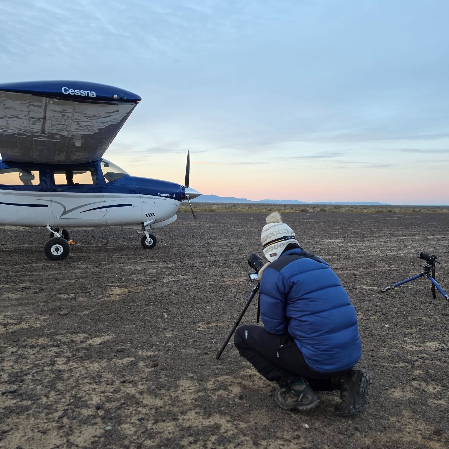 A photographic overnighter into the Tankwa at @tankwa_tented_camp with @lifeofmikeza and @sonyalphasa , capturing desert skies under Mike Eloff’s guidance with an impressive range of Sony Alpha equipment
Comment the word NEWS and we will send you the link via DM.
#Astrophotography #Sony #AfricaSkyRunners #FlyTheWild #LiveYourDream
