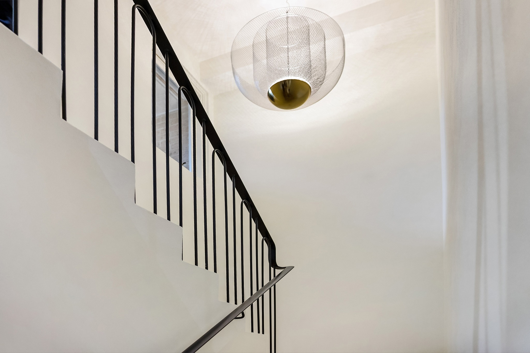 THE SECRET ROLE OF LIGHTING
Lighting affects every material in your home.
It changes how colours appear.
It influences mood.
It impacts functionality.
Yet it's often one of the most overlooked aspects of a renovation.
Good lighting should feel effortless.