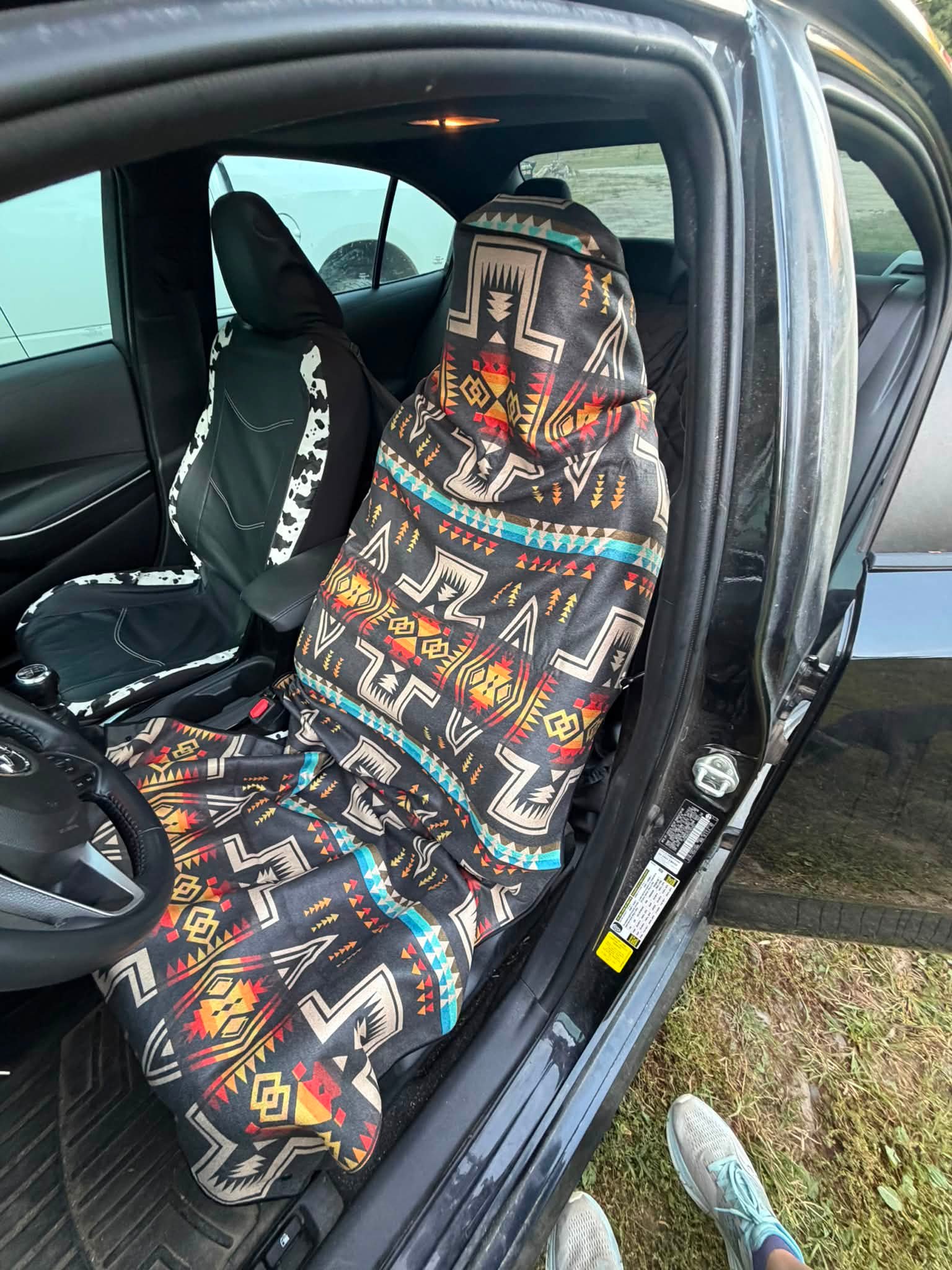 Hiking and running friends! I found these cool seat covers on Amazon after seeing similar items on running gear websites! Great price and nice to absorb the salt and sweat trail you leave behind post work out 😂And I was excited about the buttons on the back of the cover.
Also, 👀 peep my chocy milk 😂That is all 😂