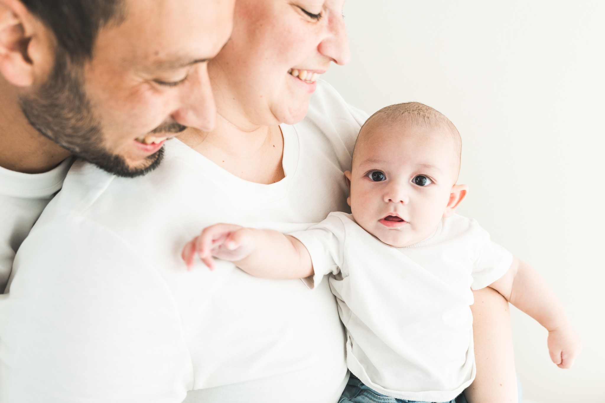 Piccolissimi tra le vostre braccia, ma già capaci di riempire tutto. 🤍
Il Family Newborn racconta proprio questo: i primi momenti insieme, gli abbracci, gli sguardi, quelle manine così piccole e quella sensazione indescrivibile di essere diventati una famiglia.
Foto semplici, naturali, senza bisogno di altro.
Perché un giorno saranno grandi… ma voi potrete sempre ricordare quanto erano piccoli tra le vostre braccia. ✨
#familynewborn #fotografianeonati #fotografiadifamiglia #ricordifelici #peregosilviafotografa #lagomaggiore