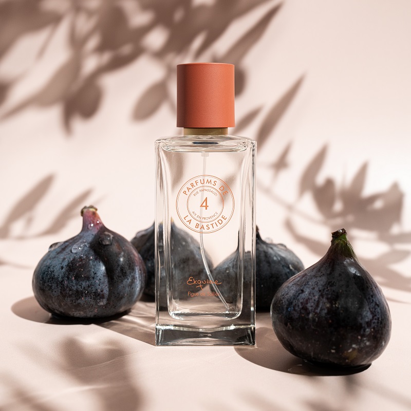 Settembre ha ancora le dita appiccicose di fichi.
Quelli maturi, aperti a metà sul tavolo, mentre la luce entra più bassa dalla finestra e nessuno ha davvero voglia di salutare l’estate.
EXQUISE di Parfums de la Bastide custodisce questa sensazione: il fico incontra la morbidezza della vaniglia Bourbon, attraversato da sfumature verdi e dalla vivacità del mandarino italiano.
Un gourmand luminoso, da raccontare in profumeria a chi cerca dolcezza, ma ama ritrovare anche il respiro delle foglie e il ricordo del sole.
Salva questo spunto per il prossimo cliente che ti dirà: «Vorrei portare ancora un po’ d’estate sulla pelle».
#ParfumsDeLaBastide #OmniaLuxuryTrade #Exquise #ProfumeriaArtistica #ProfumiDiNicchia
