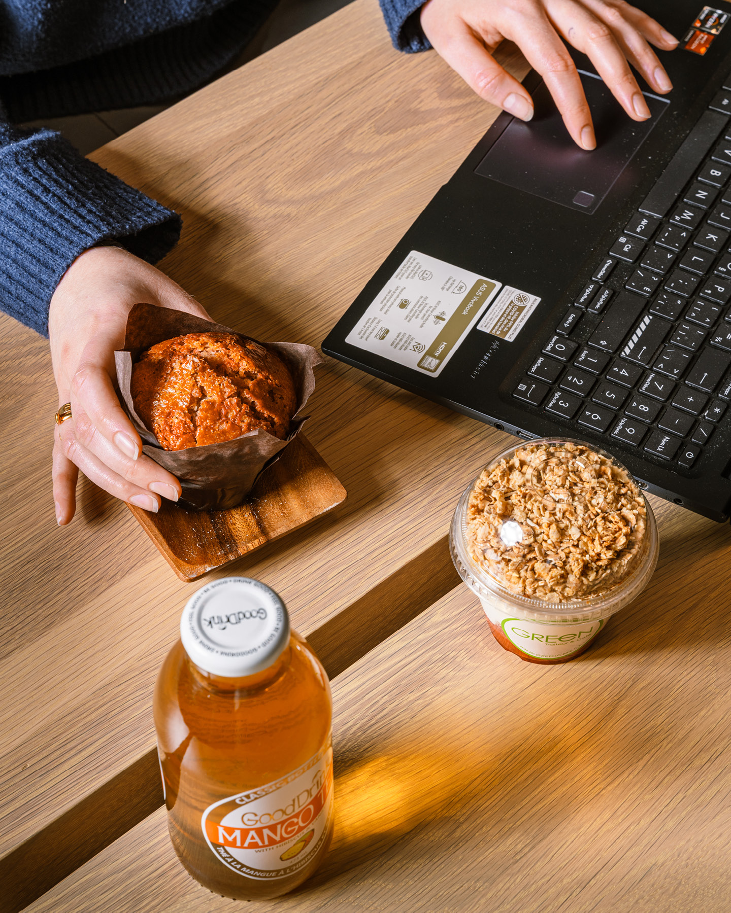 Un coin tranquille, un bon muffin, une boisson qui fait du bien : bienvenue dans votre nouveau bureau. Chez Green, on travaille mieux la tête reposée pis le ventre content. ☕💻
------
A quiet corner, a good muffin, a drink that hits the spot: welcome to your new office. At Green, work just goes better with a clear head and a happy stomach. ☕💻
#GreenTraiteur #CaféMontréal #TélétravailMTL #SpotTravailMTL #MangerLocalMTL