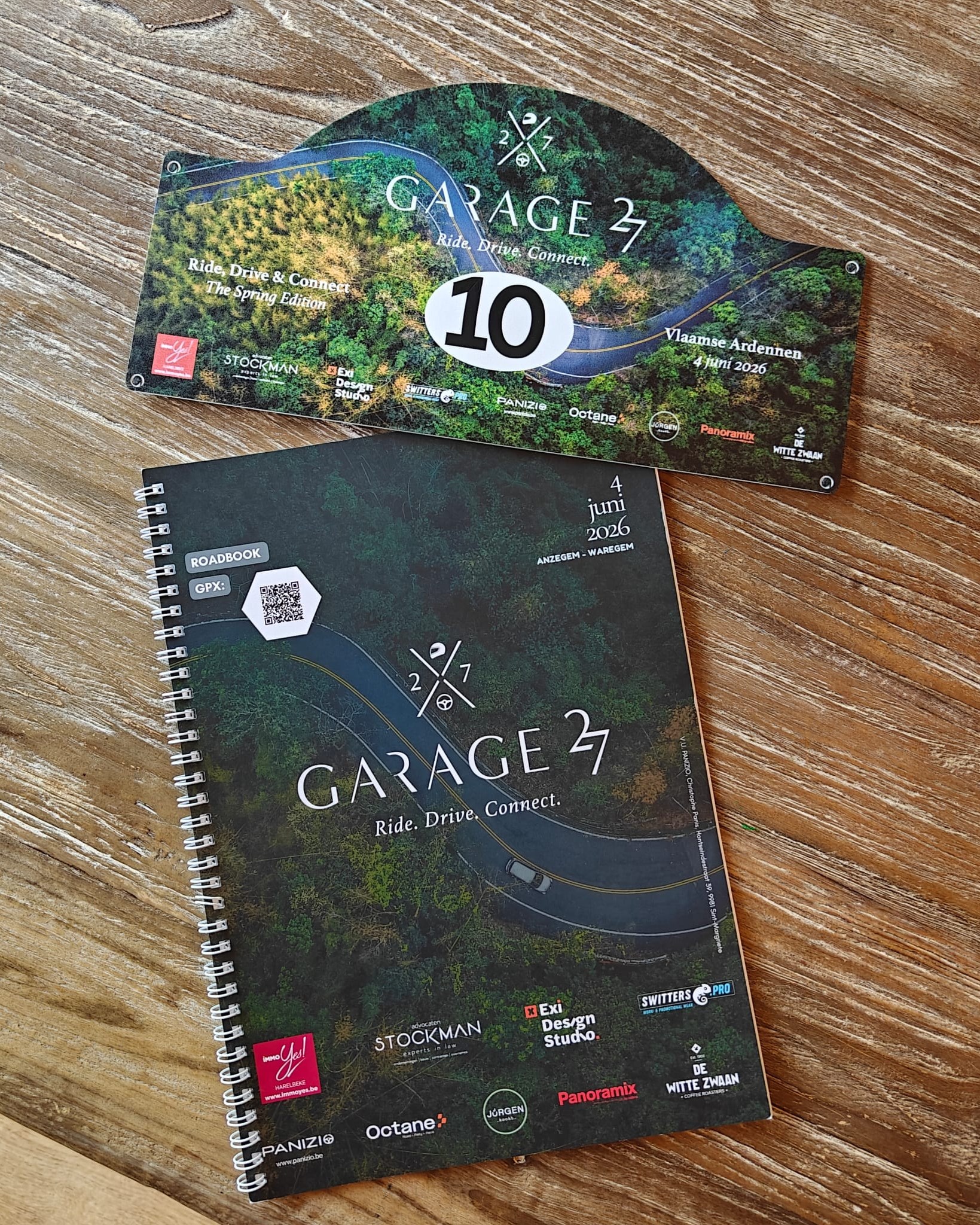 💬Netwerken maar dan echt anders.
Dat is het concept van @garage_27_ride.drive.connect Een format die we volledig zelf uit de grond stampten. Met we bedoel ik Exi-Design Studio in samenwerking met @switters_pro, ofte Thijs Deburghgraeve & Annelies Deleersnyder.
Beiden waren we al even op zoek naar een leuke manier om onze eigen business kenbaar te maken en nieuwe mensen te leren kennen.
Uiteraard werd het logo in eigen huis ontworpen, gevolgd door de productie van alle promotiematerialen. De website, drukwerk, rallyplaten, vlaggen, een pop-up wall, wegwijzers, roadbooks... werden door ons voorzien. De truien, tshirts, hemden en totebags werden door Switters Pro geleverd.
Om maar te zeggen, bij ons vind je alles onder één dak! Is het nu voor jouw onderneming, event of misschien zelfs hobby, je kan voor alle visuele communicatie bij ons terecht.
📆 Belangrijk agendamateriaal, op donderdag 17 september gaat het volgende netwerkevent van Garage 27 door. Inschrijven kan nog via www.garage27.be.
Zorg dat je erbij bent!