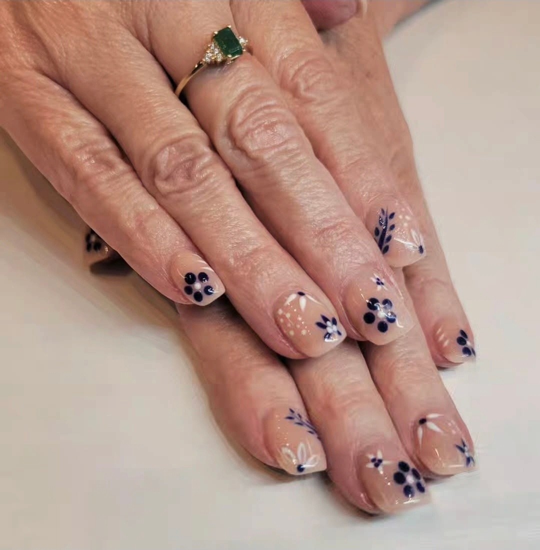 No matter, summer, fall winter or spring, there is always a nail art thats perfect for the season!
@chloes_couture_nails
#nailart #nailtechnician #nails