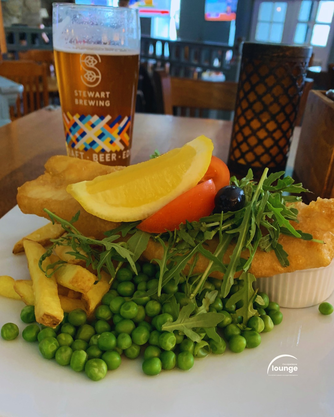 Intercâmbio também acontece à mesa.
Um prato de fish and chips, uma cerveja local, ervilhas em uma quantidade que faria muita gente no Brasil dizer “mas eles comem ervilha assim, solta no prato?” De repente, uma refeição comum vira parte da experiência.
É aí que entra o VIVA do nosso VÁ, VIVA E VOLTE DIFERENTE.
Viver um programa de educação internacional não é apenas frequentar a escola, aprender outro idioma ou conhecer lugares. É experimentar a rotina daquele lugar, inclusive aquilo que chega ao prato. É descobrir sabores, estranhar algumas combinações, gostar de outras, perguntar o que é aquilo que você nunca viu antes. E, depois de algum tempo, até sentir saudade.
A culinária é uma das formas mais diretas de conhecer uma cultura. E muitas dessas descobertas acontecem justamente nas coisas mais simples.
Nesta foto dá para ver o que compõe um prato de fish and chips num pub britânico: peixe empanado e frito, batatas fritas, uma boa porção de ervilhas, rúcula, tomate, azeitona preta e uma fatia de limão, além, claro, da cerveja que acompanha a refeição.
Você já provou um autêntico fish and chips? Ou ainda está esperando a oportunidade para experimentar? E será que, depois dele, ainda sobra espaço para o arroz e feijão? 😄
#tbt
📸 @ricksama