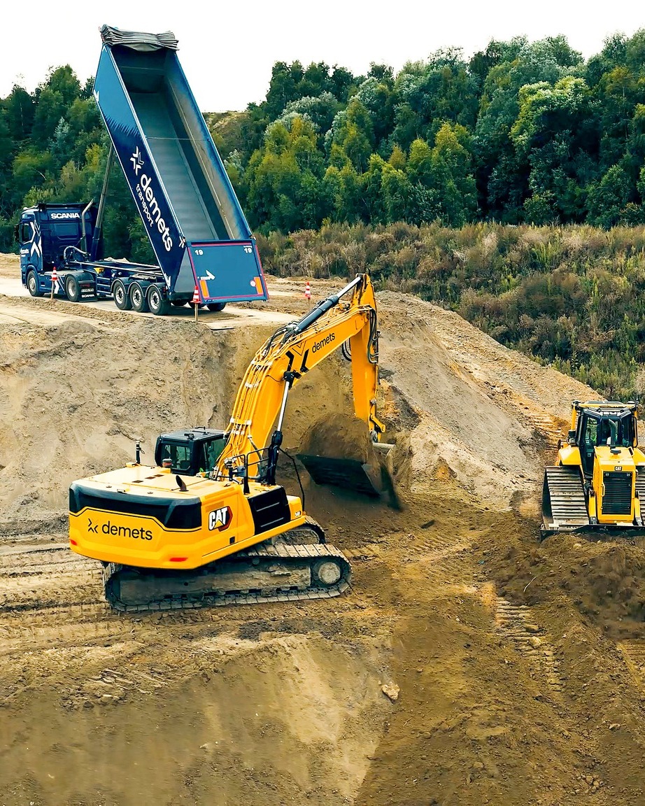 ⛏ Een ontwerp voor het zwaardere werk.
Bij Transport Demets nv en de volledige Demets Group werd door een externe partij een nieuwe huisstijl geïmplementeerd.
Wij stonden in voor het ontwerp van de belettering voor zowel de trucks, de trailers als alle graafmachines, en dat voor zowel Transport Demets als zusterbedrijf ODM.
Vooral de elektrische Mercedes vrachtwagen moest hun paradepaardje worden. Het ontwerp van de belettering werd dan ook meegenomen tot op de trailer.
Een herkenbare toets, en toch vernieuwend. Wij zijn fan! 🤩
#exidesignstudio #belettering #huisstijl #promotie #grafischontwerp #wrapfolie #folie #beletteringen