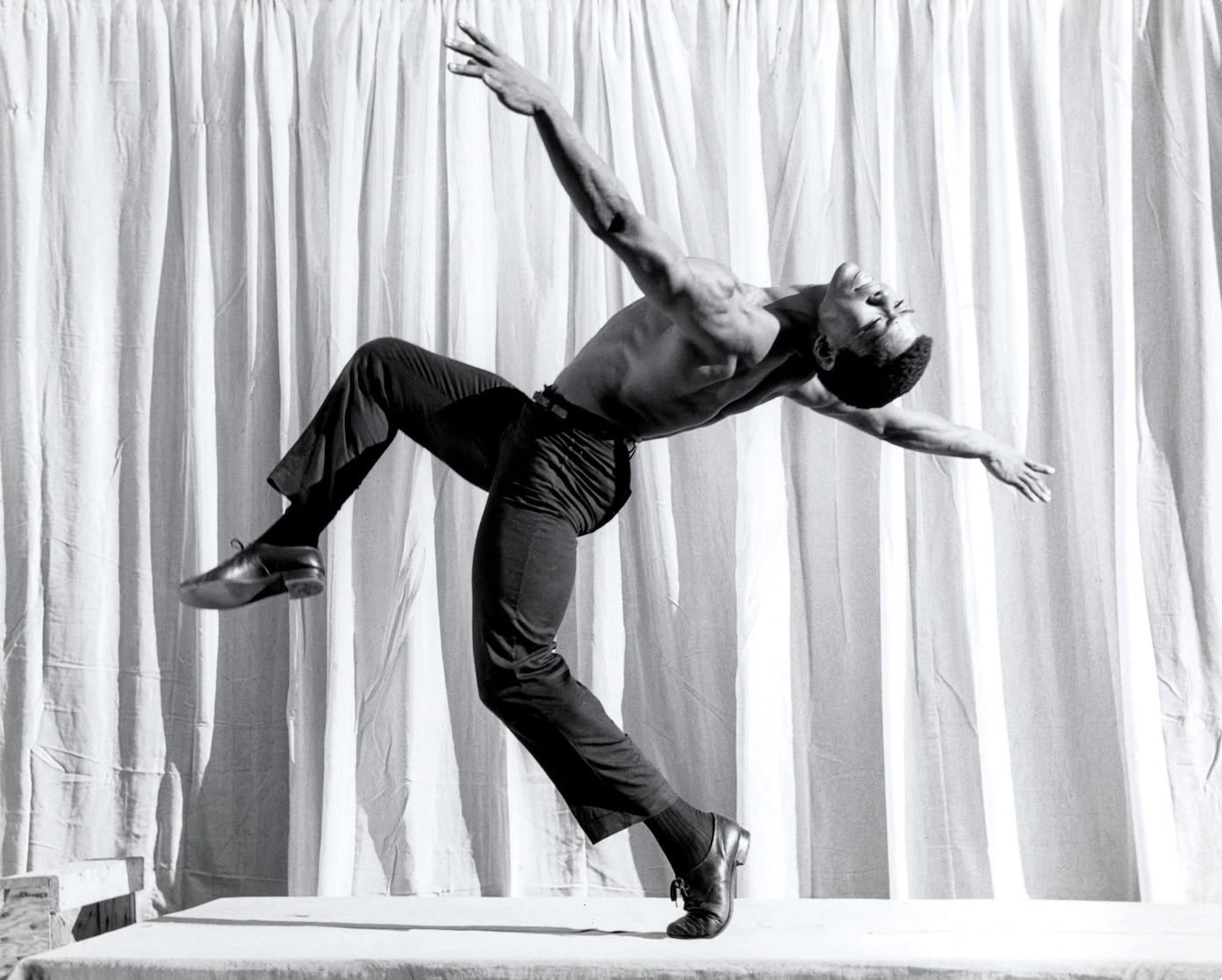 Before becoming one of the most influential choreographers in American dance, Alvin Ailey was also a remarkable performer.
Photographed by Jack Mitchell in 1962, this image captures Ailey’s strength, musicality, and expressive presence as a dancer.
Born in Rogers, Texas, in 1931, Alvin Ailey drew inspiration from his memories
of the American South, spirituals, blues, and gospel. In 1958, he founded Alvin Ailey American Dance Theater.
In 1960, he created Revelations, the masterpiece that became his most
celebrated work and one of the defining creations of modern dance.
Collection of the Smithsonian National Museum of African American History and Culture and Alvin Ailey Dance Foundation, Inc.
#AlvinAiley #DanceHistory #ModernDance #AmericanDance #BlackDance
#Revelations #Choreography #PerformingArts #CulturalLegacy #ArtThatMoves #citylightsentertainment #Paris #Brussels #switserland