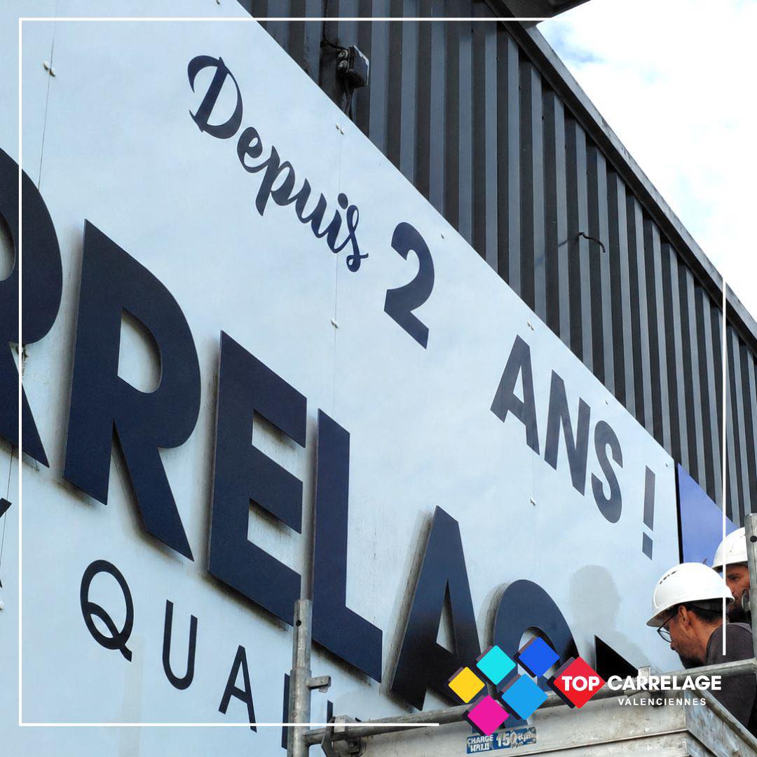 🎉 25 ANS DÉJÀ… ET TOUJOURS AU TOP ! 🎉
Les années passent… et voilà que TOP CARRELAGE fête déjà ses 25 ans ! 🥳
Les numéros se suivent, les projets se réalisent, et cette année, notre façade se pare fièrement du « 5 » pour célébrer une belle réussite : 25 années à vos côtés ! ❤️
Mais cette aventure n’aurait jamais été possible sans VOUS.
Vous qui nous confiez vos projets, qui partagez vos idées, vos envies et vos inspirations…
Vous qui nous faites confiance et nous permettez, année après année, de vous accompagner dans la réalisation de vos intérieurs.
Depuis 25 ans, notre ambition est restée la même :
faire évoluer notre offre au fil des tendances, vous conseiller, vous accompagner et vous proposer les solutions adaptées à chacun de vos projets.
Alors aujourd’hui, nous voulons simplement vous dire…
MERCI ! 🙏
25 ans de projets, de rencontres et de passion… Et toujours avec une seule envie : rester au TOP de vos projets ! 💙
📍 TOP CARRELAGE – Valenciennes
✨ 25 ans à vos côtés, et toujours au TOP ! #anniversaire #top #carrelages #topcarrelages #topcarrelagesvalenciennes