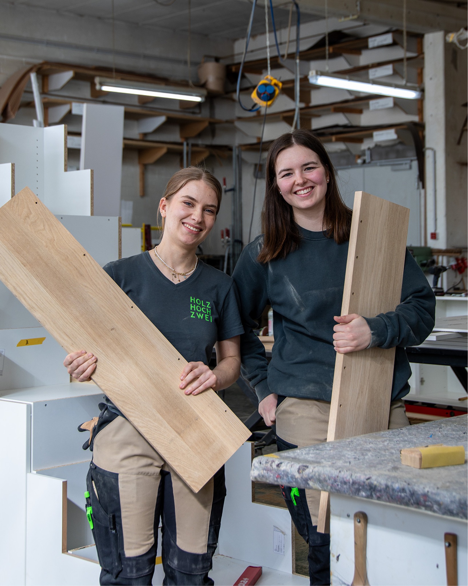 Was unsere Möbel besonders macht? Die Menschen dahinter.
Mit geschultem Blick, viel Erfahrung und echter Leidenschaft für das Handwerk entstehen bei uns aus Holz individuelle Möbelstücke. Jedes Detail wird mit Sorgfalt bearbeitet – von der ersten Bearbeitung bis zum letzten Handgriff.
Denn hinter jedem Stück von holzhochzwei steckt vor allem eines: echtes Handwerk und ein Team, das es liebt.
#holzhochzwei #holzhandwerk #tischlerhandwerk #handwerk #möbelbau #maßanfertigung #handarbeit #tischlerei #Team