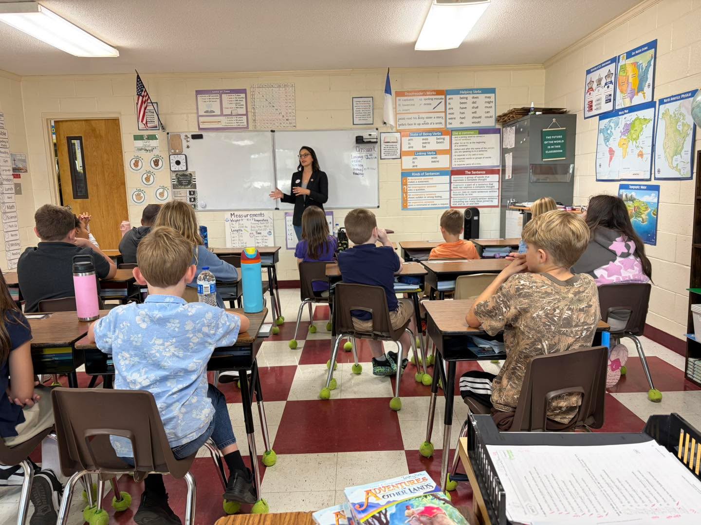 Mrs. Blackburn’s 4th graders had SC House Representative, Fawn Pedalino, visit their class today to share about her role in the local and state government. Students got to ask great questions and then took a virtual tour of the State capitol building to see where Ms. Pedalino works and where bills in SC get passed.