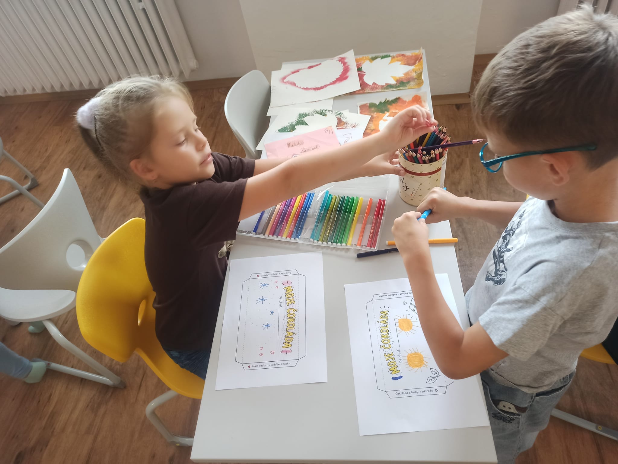 Čokoládový týden v ŠD
Minulý týden jsme si s dětmi ve školní družině připomněli Mezinárodní den čokolády, který nás nejen poučil, ale hlavně pobavil.
Děti se dozvěděly, odkud čokoláda pochází, jak vzniká a jaká je její historie. Zároveň se samy proměnily v malé návrháře a architekty obalů čokolády. Každý si vytvořil svůj vlastní obal podle své fantazie – nechyběly originální nápady, zajímavé názvy ani lákavé příchutě.
A co by to bylo za čokoládový den bez ochutnávky? 😋 Děti si vyzkoušely poznávání čokolády poslepu a hádaly, zda ochutnávají hořkou nebo mléčnou čokoládu. A musíme říct, že jim to šlo geniálně!
Ivana Alexandr, vychovatelka ŠD