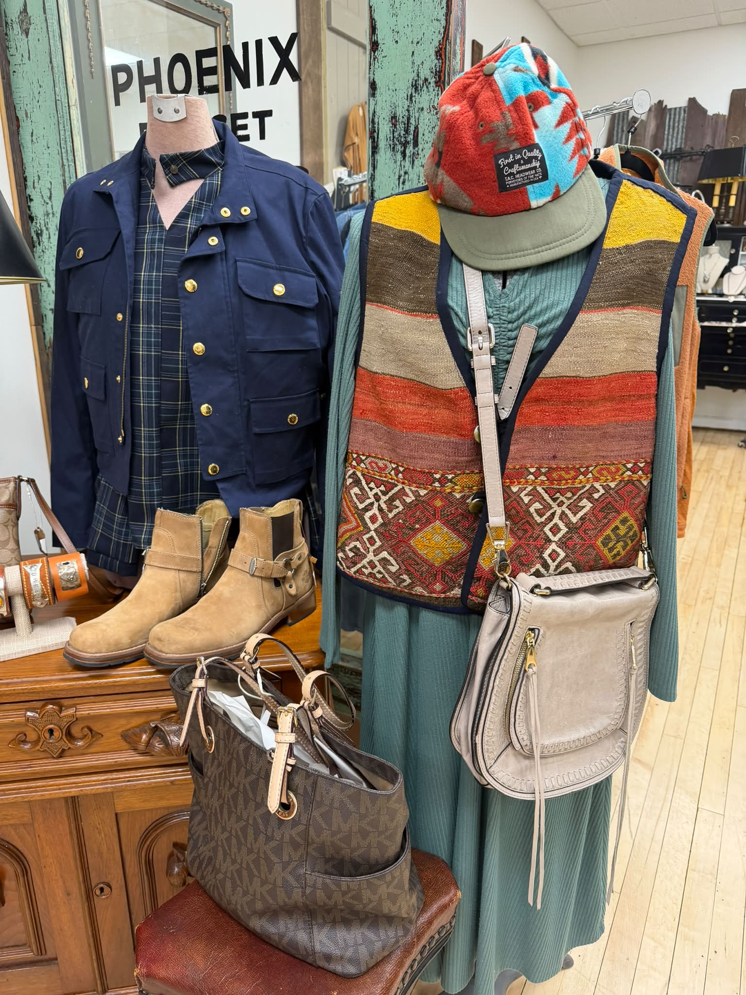 Thanks to all you brave souls who ventured into Hoopla today. It was busy! It proves a little rain doesn’t stop a treasure hunter ! We appreciate our customers!