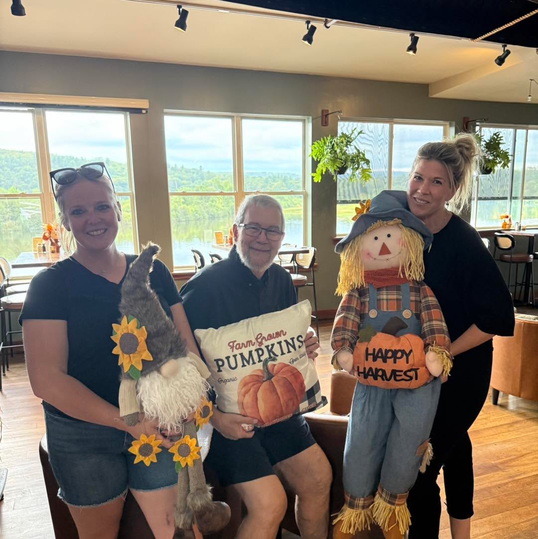 Come see our amazing fall decorations๐
We are open at 11AM Wednesday- Sunday๐จ
Come on in๐๐
Our patios are still open ๐
#themarina #newenglandrestaurants #beautifulday