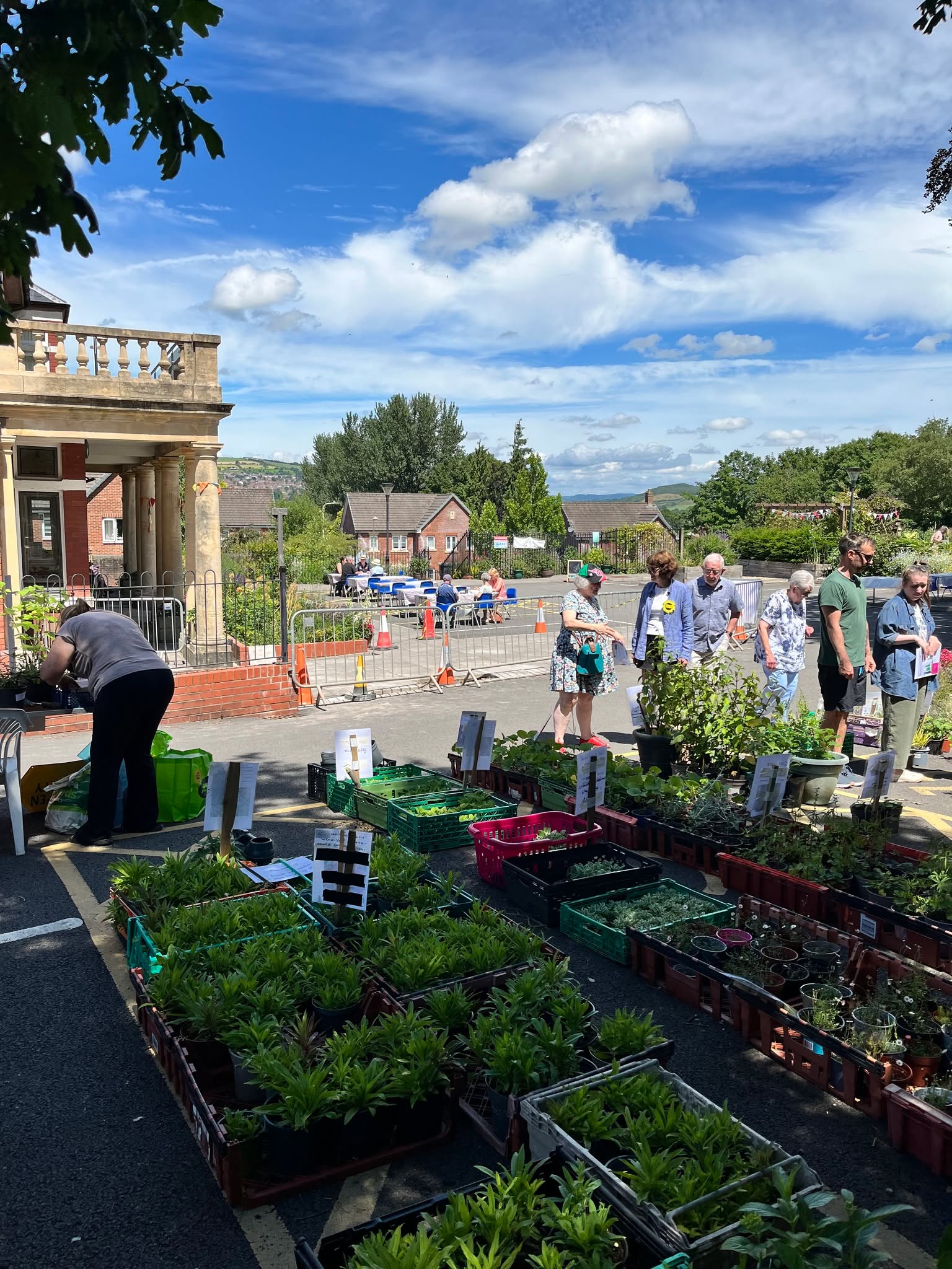 🌿 We’ve won! 🌿
We’re delighted to announce that Caerphilly Miners Centre for the Community has won the RHS Sustainable Gardening Award at the 2026 RHS Community Awards! 🏆
These national awards recognise Bloom and It’s Your Neighbourhood groups that excel in a particular area, celebrating their work to benefit local communities and the environment.
A huge thank you to our volunteers and everyone who helps our garden grow. This award celebrates your hard work, care and commitment to a greener community. 💚
🌿 Rydyn ni wedi ennill! 🌿
Rydyn ni wrth ein bodd yn cyhoeddi bod Canolfan Glowyr Caerffili ar gyfer y Gymuned wedi ennill Gwobr Garddio Gynaliadwy'r RHS yng Ngwobrau Cymunedol yr RHS 2026! 🏆
Mae'r gwobrau cenedlaethol hyn yn cydnabod grwpiau Bloom ac It's Your Neighborhood sy'n rhagori mewn ardal benodol, gan ddathlu eu gwaith er budd cymunedau lleol a'r amgylchedd.
Diolch yn fawr iawn i'n gwirfoddolwyr a phawb sy'n helpu ein gardd i dyfu. Mae'r wobr hon yn dathlu eich gwaith caled, eich gofal a'ch ymrwymiad i gymuned fwy gwyrdd. 💚