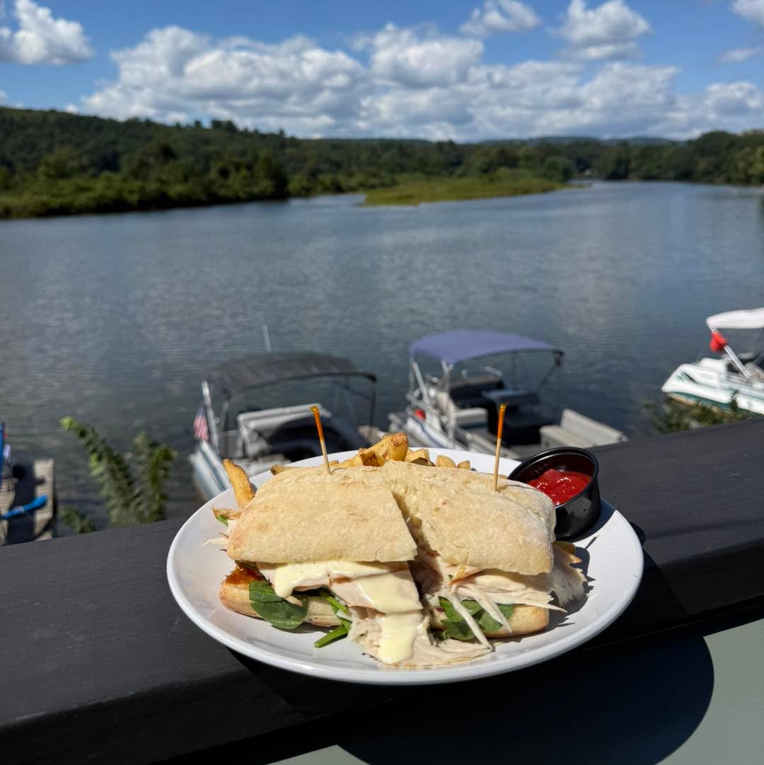 Lunch on the water ๐
Come enjoy the holiday weekend on the Patio๐
Open 9/7 Labor Day @ 11:30AM ๐