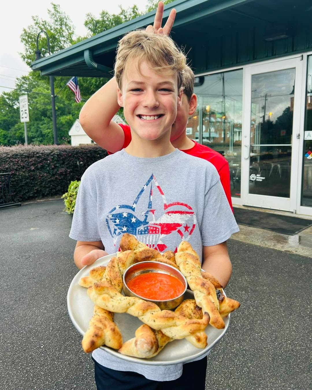 🇺🇸Labor Day! Sidewall Pizza TR, Pelham, and Cleveland Street are open today 11am-9pm!
#pizza #breadsticks #greenville360 #offthegridgreenville