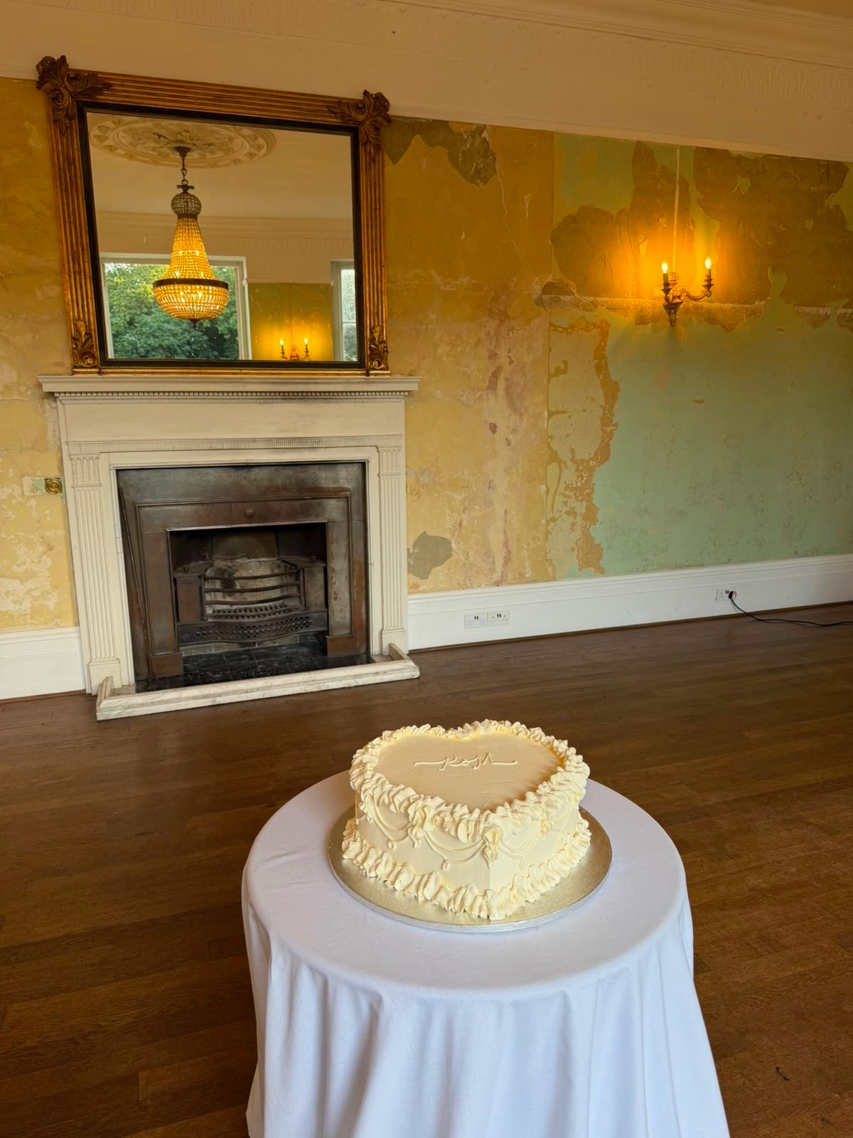 This beautiful cake went out yesterday to Ripple Court.
Think soft white chocolate and coconut sponge, filled with coconut milk white chocolate ganache and finished with smooth vanilla Swiss meringue.
Plenty of white chocolate and lots of deliciousness in every slice.
At Eat & Mess, we love creating cakes that not only look beautiful but taste just as good too.
#EatAndMess #KentCakes #WhiteChocolate #CoconutCake #CakeLovers #BespokeBakes #FreshlyBaked #SupportLocal #DeliciousDesserts