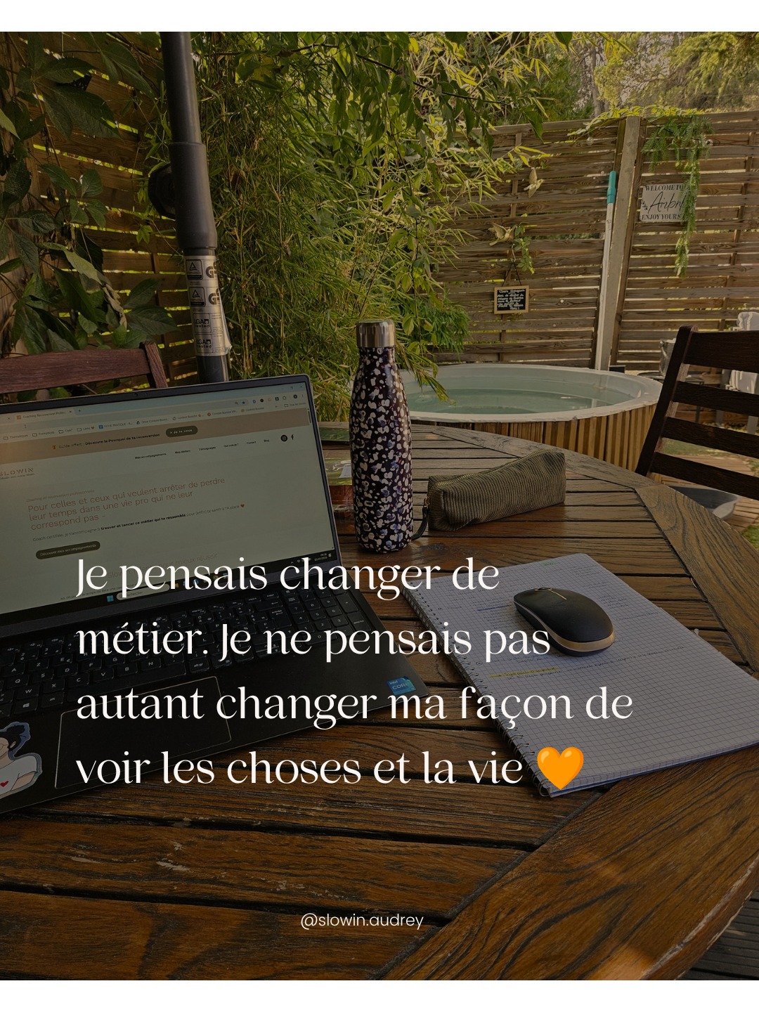 Ma reconversion m’a appris des choses que je n’avais pas prévues d’apprendre.
Et sûrement que je n’aurais pas comprises si j’étais restée exactement au même endroit.
☀️ Mes réflexions illustrées par quelques images de mon été tout doux et tout simple :
1 : le luxe de prendre du temps pour soi (surtout quand on a des enfants en bas âge…qui ne veulent plus faire la sieste !). Les livres, c’est la vie 🤭
2 : vacances à l’océan où la mini a été ravie de marcher au bord de l’eau (mais pas d’aller dans l’eau) et de manger des bigorneaux et des crevettes (ok, la bouffe c’est aussi la vie et ça se transmet aux générations suivantes🤭)
3 : une virée avec ma sœur à Avignon pendant le festival et une pause à Bouzigues car on est mieux là que sur une aire d’autoroute ! Et moi, la raisonnable et discrète que je suis, qui a osé demander à la dame du salon de thé si on pouvait embarquer les tasses face à la mer au lieu de consommer sur place. Elle a été surprise mais a accepté, et voilà le résultat, quel cadre ! Des fois, osons 🧡
4 : une sortie improvisée en famille dans nos belles Pyrénées. Les pique-nique, ça aussi c’est la vie non ? 🤭 Ca faisait longtemps qu’on n’y était pas allé et franchement, à reprogrammer très vite. On avait peur que les petits ne veuillent pas marcher, et on s’est bien trompé. Comme quoi, des fois les peurs ne reflètent pas la réalité 😉
5 : de nombreux aller-retour en vélo jusqu’à la maternelle de ma fille pour lui permettre de mieux appréhender la rentrée, de se familiariser avec le trajet et les lieux. Et lui permettre aussi d’avoir cet espace pour poser ses questions et me partager ses inquiétudes. On est plus serein quand on visualise ce qui va arriver.
Je crois que c'est aussi ça que ma reconversion m'a offert : une vie dans laquelle ces petits moments ne sont plus des parenthèses entre deux périodes de travail. Ils font davantage partie de la vie que j'ai envie de construire.
Et toi, est-ce que ton été t'a fait réaliser quelque chose sur la vie que tu as envie de mener ?