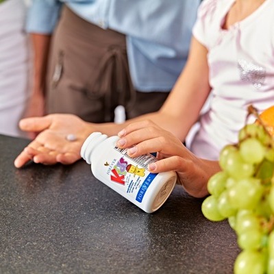 HVAÐ ER Í FOREVER KIDS?
Tuttugu ávextir og grænmeti, ásamt A-, C-, D-, B6- og B12-vítamíni.
Ekkert aspartam, engin gervilitarefni.
#MittAloe #ForeverLiving #ForeverKids #Barnavítamín #Fjölvítamín #Börn
