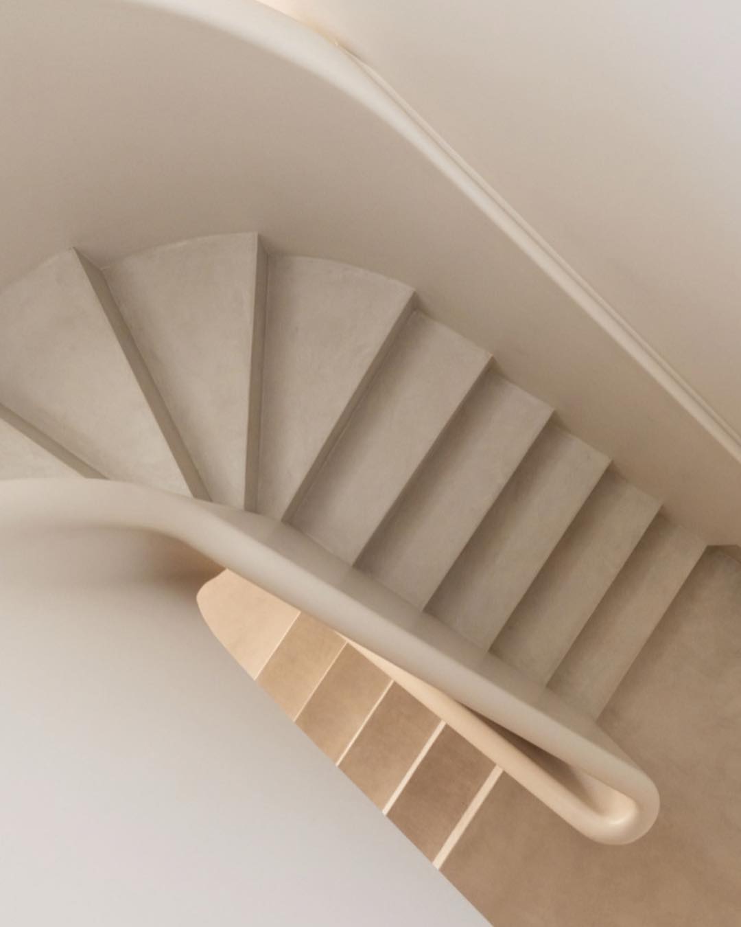 VILLA HORIZON | Dans les coulisses du projet
Avant de vous dévoiler très prochainement le projet Horizon dans son ensemble, retour sur l’un de ses éléments structurants : l’escalier.
Pensé comme une véritable pièce sculpturale au cœur de la maison, il s’est dessiné et construit au fil du chantier, grâce au dialogue avec les artisans et à leurs savoir-faire.
Entièrement habillé d’un enduit à la chaux, il traverse les différents niveaux avec douceur et accompagne le regard jusqu’à la charpente.
Entre dessin, matière et geste, chaque étape participe à donner vie au projet imaginé.
Une première immersion dans les coulisses de cette maison familiale située à la Croix-Rousse, dont nous vous ouvrirons bientôt les portes…
📷 @pierrick.verny
@titouanstaff , @tibotin_et_le_beton_ , @chansonmetallerie , accompagnés par @asmo pour la maîtrise d’œuvre.
#villahorizon #architectureinterieure #interiordesigns #escalier #surmesure #artisanat #chantier #textures #matière #betonciré #enduit #lyon #croixrousse