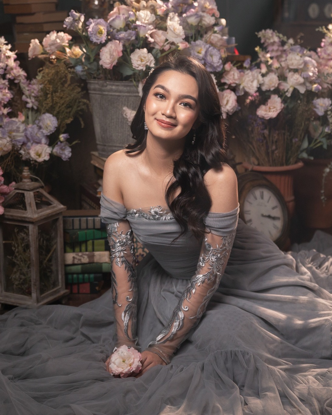 she anchors the room with an unforced, magnetic presence that softly pulls warm light through deep shadow. classic painterly contrast, subtle chiaroscuro highlights framing her posture, and an unhurried, grounded grace that transforms a quiet moment into an enduring masterpiece 🏛️✨.
📸: Chris Casas
#iamabifineartphotography #iamabi #fineartphotographyph #youareyourownworkofart #portraitphotography