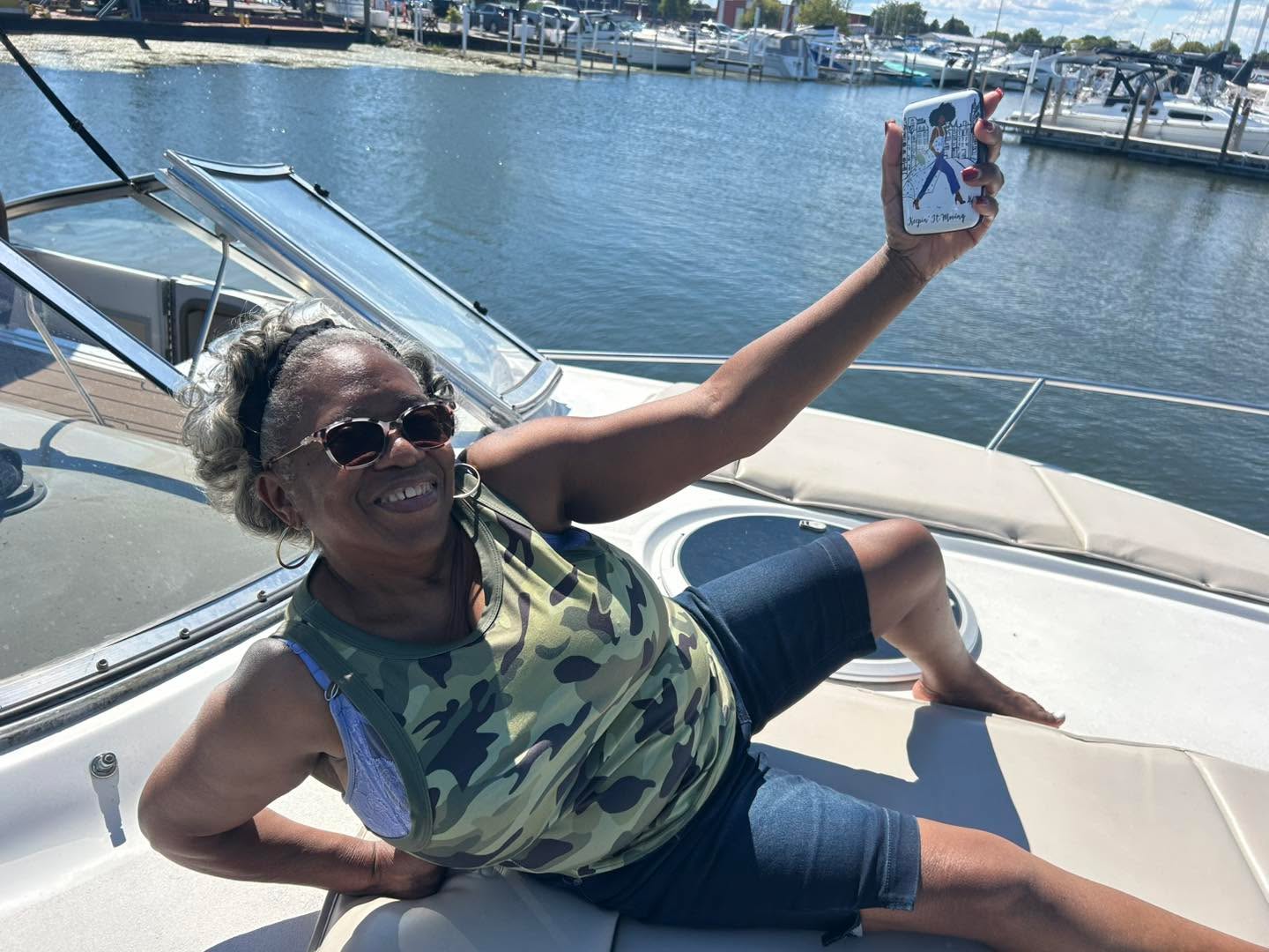 Yesterday I had a great time diving for Juanita’s wallet; the nice bright color made it easy to spot in even the low visibility. Afterwards, somebody stopped me and asked about diving for this bottle of champagne! They dropped it off the bow of their boat during a renaming ceremony that went a bit wrong. I heard the cork pop as I was leaving 🍾
.
.
#recoverydiving #lakestclair #greatlakesstate #detroitriver #stclairshores #clintonriver #harrisontownship #boattown #algonac #stclair #metrobeach #michiganboating #puremichigan #michiganmarinas #metaldetector #safeharbormarinas #boatmichigan