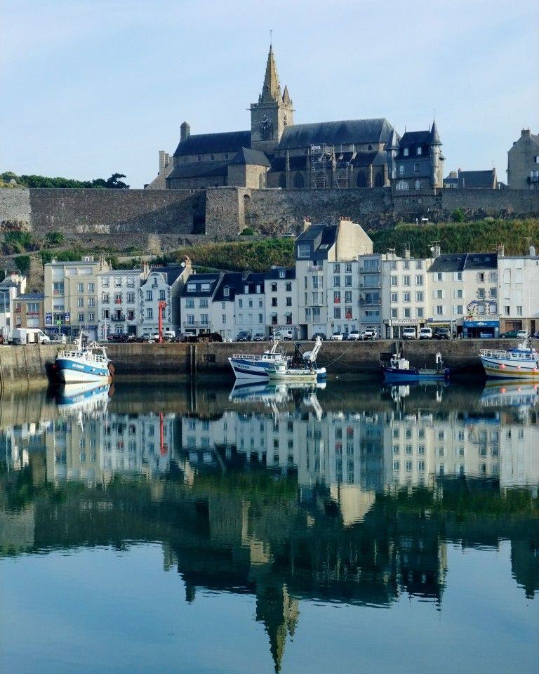 ⚓ Granville, la cité maritime qui prend de la hauteur
Face au port, Granville dévoile un décor où se mêlent bateaux de pêche, façades tournées vers la mer et patrimoine historique. Au-dessus des quais, la Haute Ville domine le paysage, protégée par ses remparts et reconnaissable à la silhouette de l’église Notre-Dame. 🌊
Surnommée la « Monaco du Nord », Granville cultive depuis toujours un lien étroit avec la mer. Entre son port, ses ruelles et ses points de vue sur la Manche, la ville possède une atmosphère bien à elle. 💙
Et lorsque l’eau se fait parfaitement calme, Granville se reflète dans le bassin comme dans un miroir… ✨
📍 Granville
#Granville #DestinationNormandie