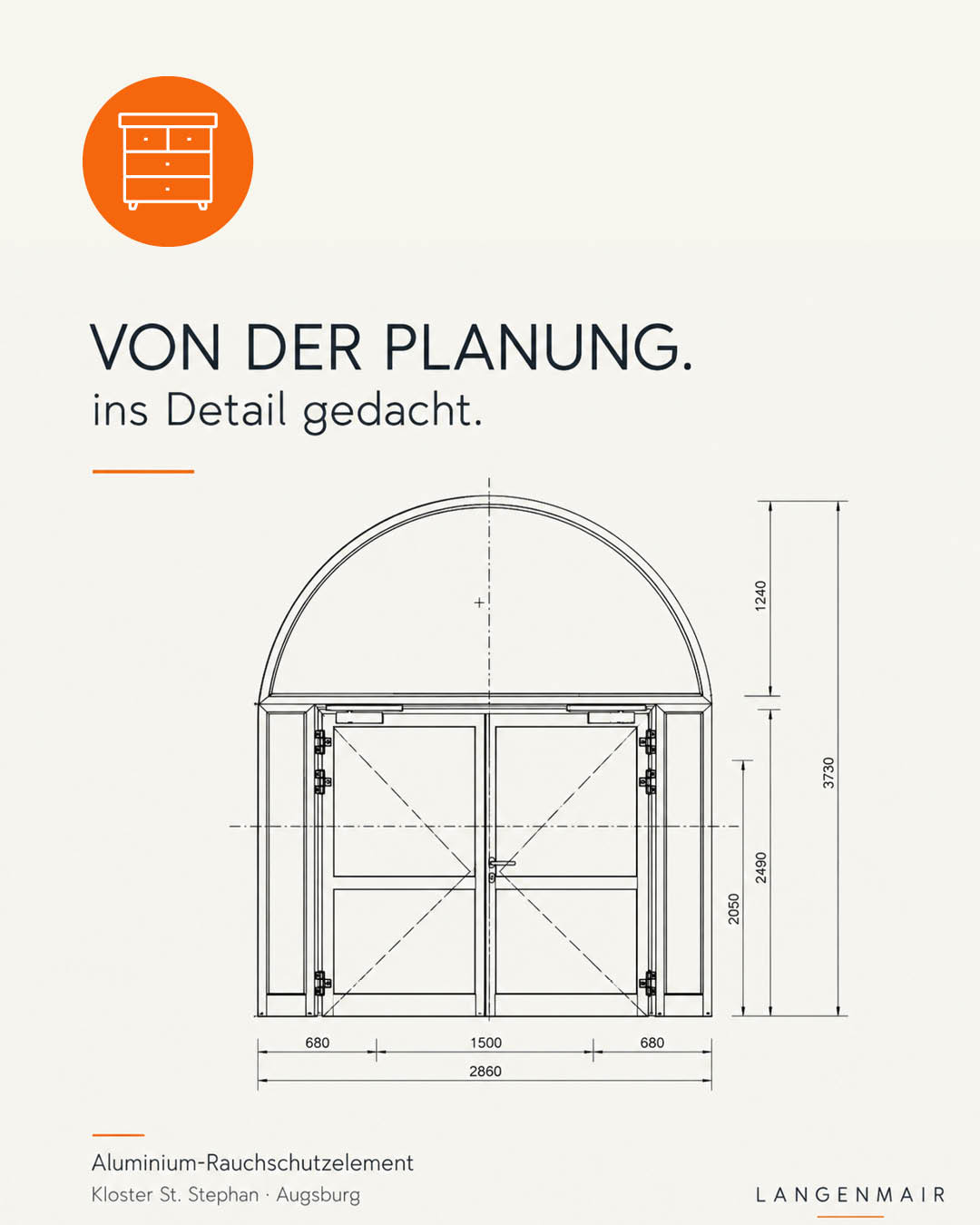 Wenn neue Funktion auf bestehende Architektur trifft.
Für das Internat des Klosters St. Stephan in Augsburg haben wir zwei großformatige Aluminium-Rauchschutzelemente umgesetzt.
Mit jeweils drei Festfeldern, zweiflügeliger Tür und Fluchttürfunktion verbinden die Elemente die notwendigen funktionalen Anforderungen mit der vorhandenen Architektur.
Die Oberfläche in Eloxal C34 fügt sich dabei ruhig in den Bestand ein.
Ein Projekt, bei dem es auf saubere Planung, präzise Ausführung und das Zusammenspiel vieler Details ankommt.
Für Lösungen, die nicht von der Stange kommen.
#langenmair #schreinerei #maßarbeit #innenausbau #objektbau #türen #aluminium #detailarbeit #handwerk #augsburg