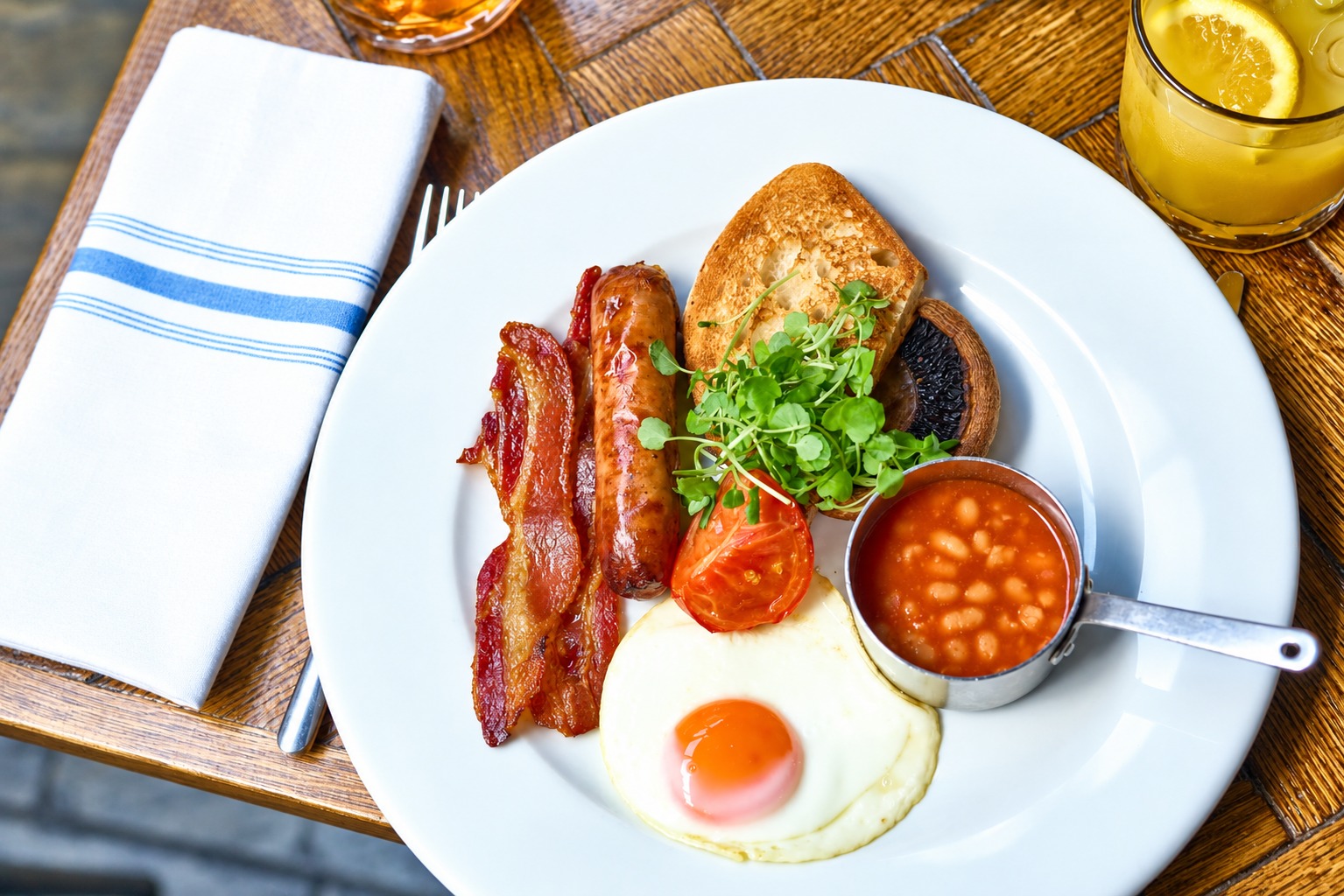 Start your morning the right way.
Our cooked breakfast is available every day from 8am to 11am made with fresh, locally sourced produce and cooked to order.
Whether you’re heading off for the day, meeting friends, or simply fancy a proper breakfast without having to do the cooking yourself, join us at The Kings Arms.
Fresh ingredients, a generous breakfast and a great cup of coffee all waiting from 8am.