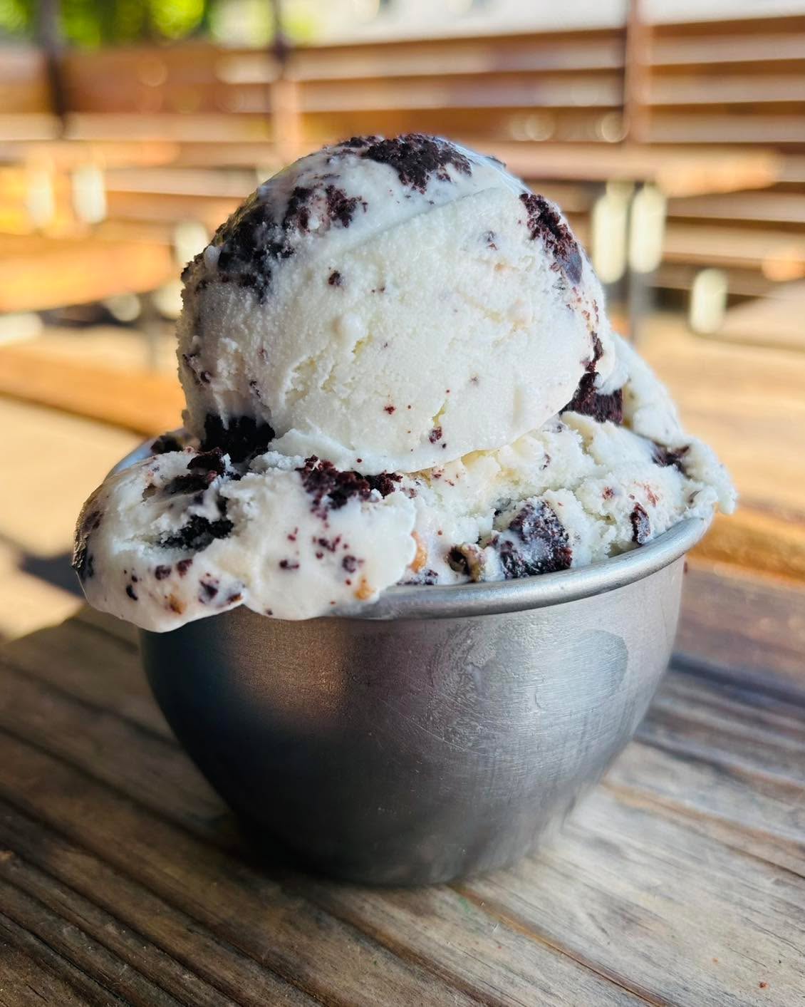 🍨NEW Brownie Ice Cream! Sidewall vanilla ice cream with fudge brownie bites!
😋Enjoy at all Sidewall Pizza locations while supplies last!
#icecreamlover #greenville360 #offthegridgreenville #gvltoday