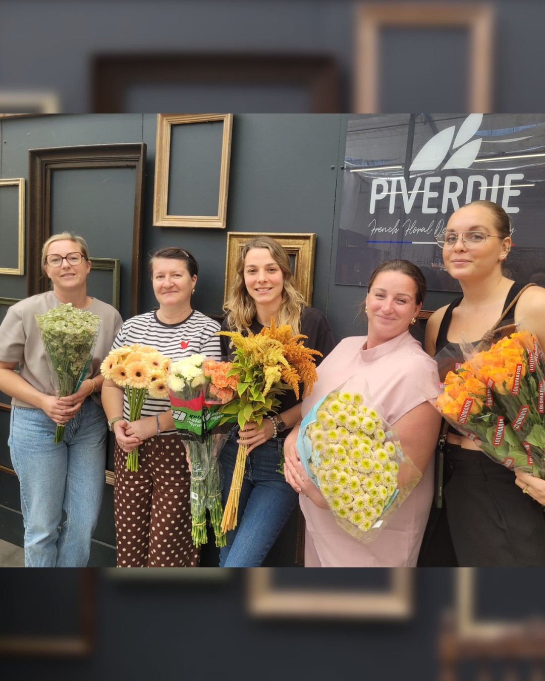 🌼 Premiers jours de stage pour nos futurs fleuristes !
La formation "Les Fondamentaux de l'Art Floral" a démarré, et le rythme est déjà lancé 💐
Au programme de cette première semaine : centre de table et composition ronde dispersés, bouquet longues tiges, emballage, bouquet rond dispersé avec emballage bulle d'eau, gerbe piquée masses uniques et une raquette groupée
De quoi poser les bases essentielles du métier de fleuriste, qui s'apprend geste après geste...
👉 Toutes les infos sur la formation "Les fondamentaux de l'art floral" :
formation@piverdiefrance.com
07 78 01 56 00
https://www.piverdie.com/initiation-fleuriste
#Piverdie #Fleuriste #ArtFloral #Stage #Formation