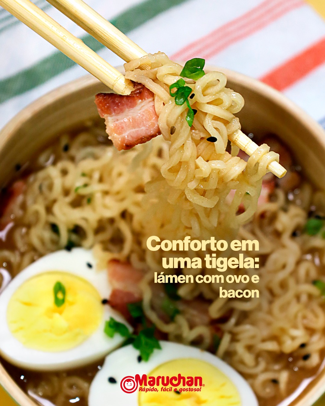 Tem dias que só um bowl quentinho resolve. 🍜🥚
O Maruchan Lámen vira base para um prato completo e cheio de sabor: ovo cozido no ponto, bacon dourado, cebolinha fresca e um caldo que aquece por dentro.
Simples de fazer, impossível de resistir. 🧡
Modo de preparo:
Prepare o Lámen Maruchan conforme as instruções da embalagem. Transfira para uma tigela e adicione bacon grelhado em fatias, ovo cozido cortado ao meio, cebolinha picada e gergelim a gosto.
#MaruchanBrasil #MaruchanLámen #ReceitaRápida #RámenEmCasa #ConfortFood #RápidoFácilEGostoso #SmilesForAll