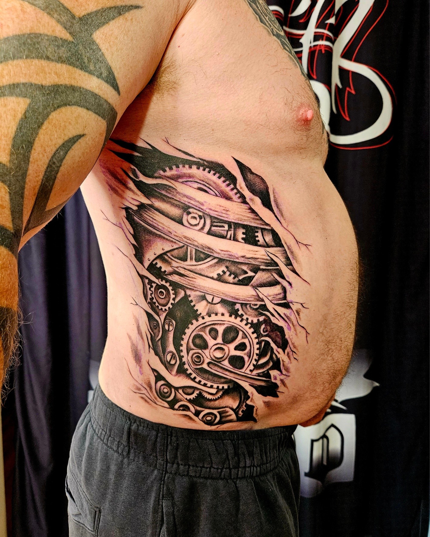 Big rib piece for this champ. 😎💪 done by Pete @Pete_Explicit Ink #tattoo #ribtattoo #biomechanicaltattoo #biomechanical #explicitinktattoo #ink #graywashtattoo #melbournetattoo #tattooistnearme #stalbanstattoo