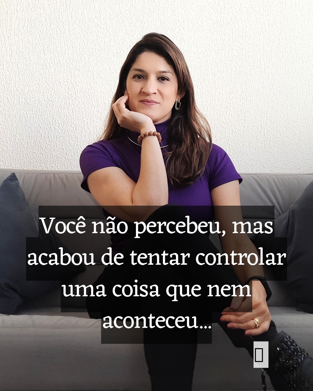Tem coisas que parecem pequenas demais para chamar de ansiedade:
Conferir mais uma vez.
Perguntar só para ter certeza.
Voltar para verificar.
Revisar antes de enviar.
Pesquisar “só por garantia”.
E o mais complicado é que funciona.
Você confere → sente alívio.
Seu cérebro registra esse alívio → aprende que conferir foi uma boa ideia.
Só que, na próxima dúvida, a vontade de conferir pode aparecer ainda mais rápido.
Isso não significa que toda conferência seja um problema. Conferir se trancou a porta antes de sair, por exemplo, faz parte da vida.
A questão é perceber qual é a função desse comportamento para você: Estou conferindo porque é necessário? Ou estou conferindo porque não consigo suportar a sensação de não ter certeza?
Essa diferença pode parecer pequena, mas muda bastante coisa.
E talvez o caminho não seja conseguir ter certeza de tudo.
É aprender que você consegue ficar bem mesmo quando alguma certeza não está disponível.
É justamente esse tipo de ciclo que podemos entender e trabalhar em terapia.
Se você quer saber mais sobre como a terapia pode te ajudar, escreva TERAPIA aqui.