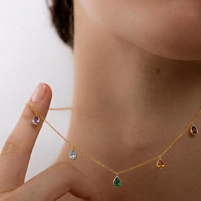 Delicado na forma. Forte na presença.
O Colar 7 Chacras traz gotas de 4mm em pedras naturais, Cristal, Ametista, Topázio, Prazeolita, Citrino Amarelo, Citrino Laranja e Granada, criando um ponto de cor elegante, sem exagero. Uma peça para usar muito, por muito tempo.
#EleganciaSemEsforco #LuxoSutil #PedrasNaturais #EstiloQuePermanece #anatinelli