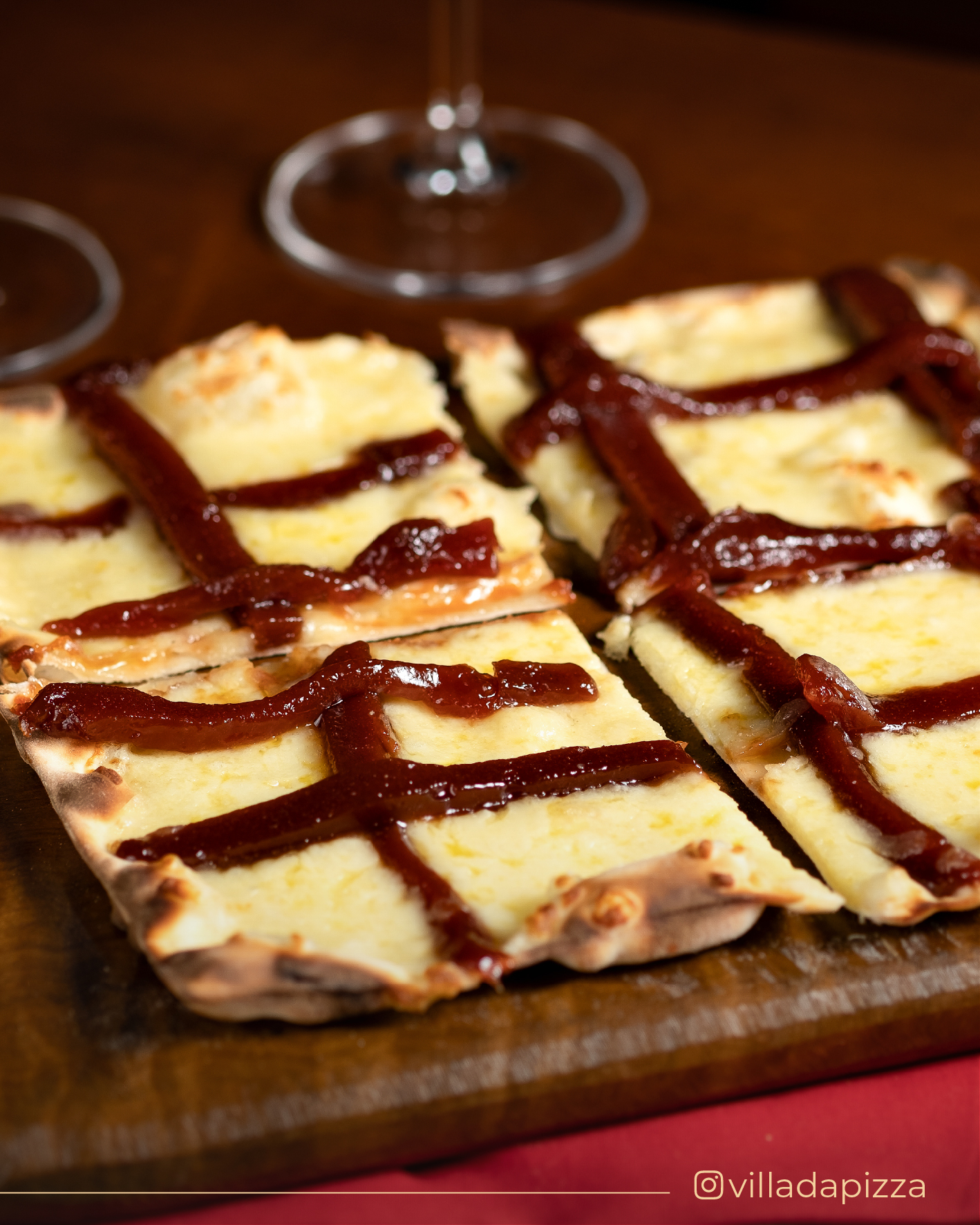 Doce e salgada na medida certa. Nossa pizza Romeu e Julieta combina muçarela derretida com tiras de goiabada. Um clássico irresistível para terminar a noite com aquele toque especial!