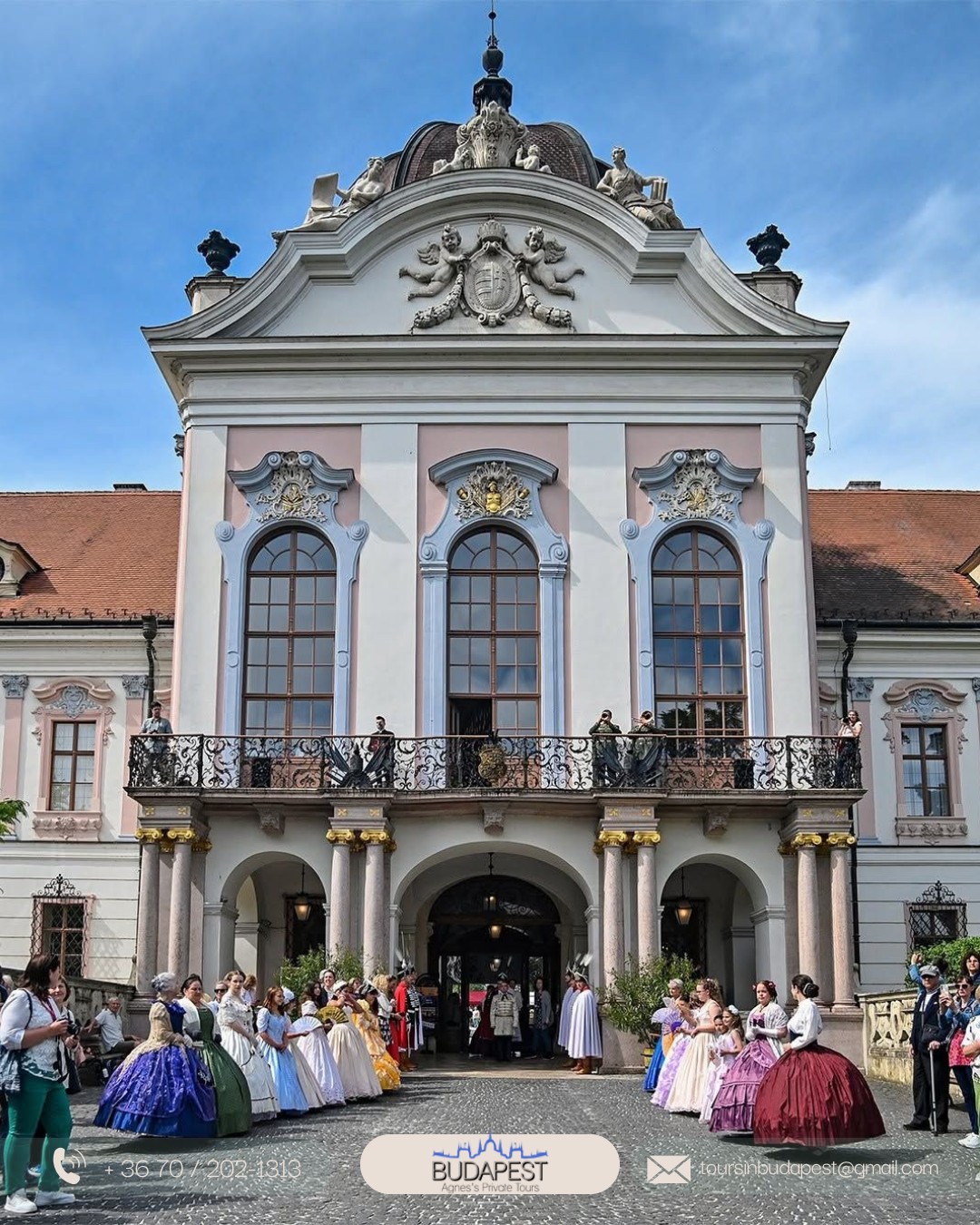 Já imaginou como seria viver a elegância de uma verdadeira rainha por um dia? ✨
O Palácio de Gödöllő, o refúgio favorito da Princesa Sisi, fica bem pertinho de Budapeste. Quando passeamos pelos seus salões luxuosos e jardins tranquilos, parece que voltamos no tempo. A paz desse lugar é simplesmente mágica! 👑
Amo contar os segredos dessa rainha que amava tanto a Hungria, enquanto conversamos em português e saboreamos um café com bolo na confeitaria do palácio. Compartilhar essas histórias de vida com vocês me enche de alegria. ❤️
Sentir a atmosfera romântica e acolhedora deste lugar é algo que nenhuma foto consegue transmitir de verdade. Seria um desperdício enorme vir à Hungria e não viver essa realeza de perto!
Vamos criar memórias imperiais juntos? Me chame no WhatsApp ou acesse nosso site (link na bio) para agendar o seu passeio! 👇
#BudapesteParaBrasileiros #Hungria #PalacioDeGodollo #PrincesaSisi #ViajarPelaEuropa #TurismoComGuia #ViagemDosSonhos #ExperiênciaAutêntica #GuiaEmBudapeste #EuropaCentral #DescubraAHungria #PasseioPrivativo #RoteiroPersonalizado #TurismoEuropa #HistoriaEArte #BudapestPrivateTours