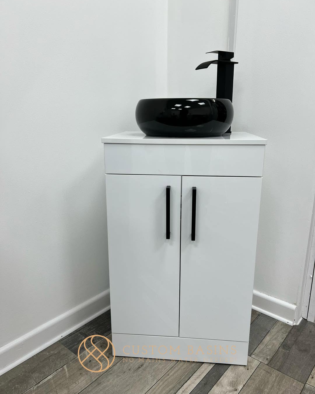 When you thought a portable sink had to look clinical, dull & boring… Nope! Our units are FAR from that!
Now look at this beauty… This one was delivered to one of our customers in the US! 🙌🏼
A super sleek 500mm white gloss unit with a glossy black countertop basin, matching matte black tap and black handles. We LOVE this combination!
The possibilities are endless, even with a no mains water connection unit. You can have the look you want AND all the functionality you need, including hot & cold water at a consistent pressure, without mains plumbing.
No big plumbing quotes, no permanent installation, just a stylish, fully self-contained sink that you can move around to suit your space.
Join the thousands of individuals and businesses across the UK, Europe and America that trust our award-winning units. 🙌🏼
If you’re in the US or Canada, check out our dedicated shop page on our website, where you can browse our range of standard units.
Want something like this? Send us a DM!
#nonplumbedsink #nomainswaterconnection #selfcontainedsink #nomainswater