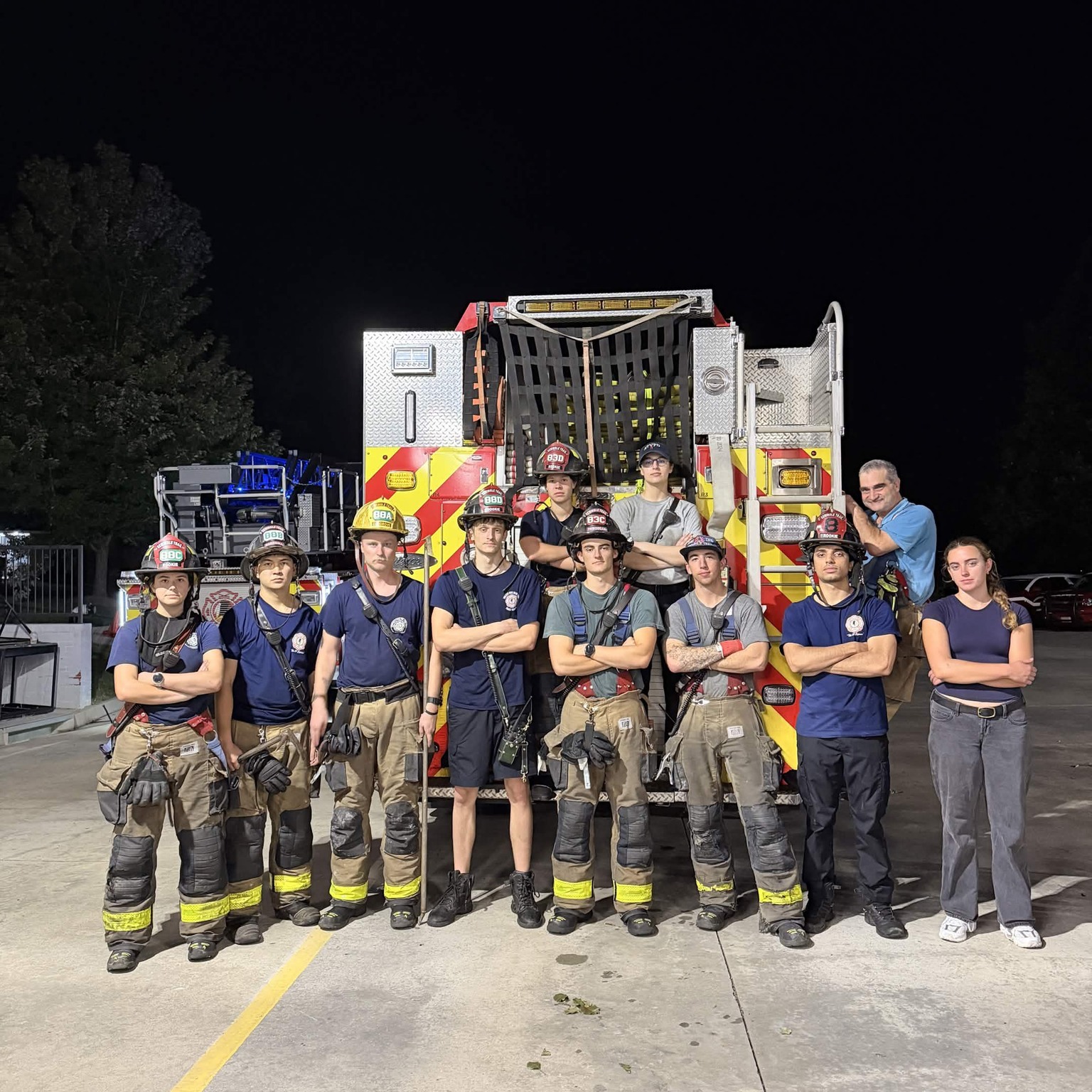 FIRST DUE FIRE FOR THE ENGINE AND TRUCK
Yesterday, at 2111 hours, #Engine83 and #Tower88 were dispatched to a structure fire with smoke reported in the basement. Tower 88 arrived first at 2112, with a bystander alerting its crew to a possible person trapped in the basement. 88 completed a search ahead of the line which proved negative, and located an appliance on fire. 83 stretched the 300ft line to the rear of the building, made entry through side Charlie, and put out the fire only eight minutes after dispatch. The crew of 88 thanks the young bystander for his prompt report; luckily the reported resident was not home at the time.
š³: E83, TO88, E151, E1, E161, RS18-2, CHF82, CHF80, BC201
WFD: E121, E111, RS18