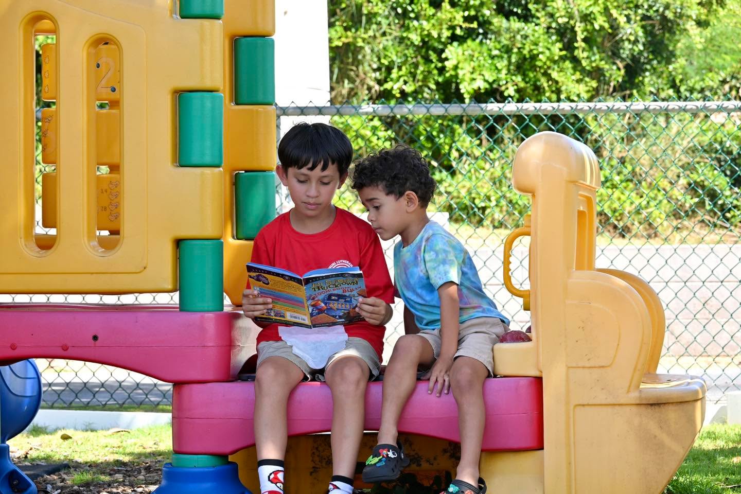 📚 Some of the best learning happens shoulder to shoulder on the grass. Our preschool keiki and 5th grade reading buddies met up on the playground this week, and watching the big kids slow down, point at the pictures, and wait patiently for the little ones to sound it out? That's ʻohana right there. 💙❤️
Our 5th graders are learning that leadership means kneeling down to someone else's level. Our preschoolers are learning that reading is something to look forward to. Everybody wins.
#ELSRams #MauiKeiki #ELSOhana #ReadingBuddies #EmmanuelLutheranSchool #MauiSchools #PreschoolMaui