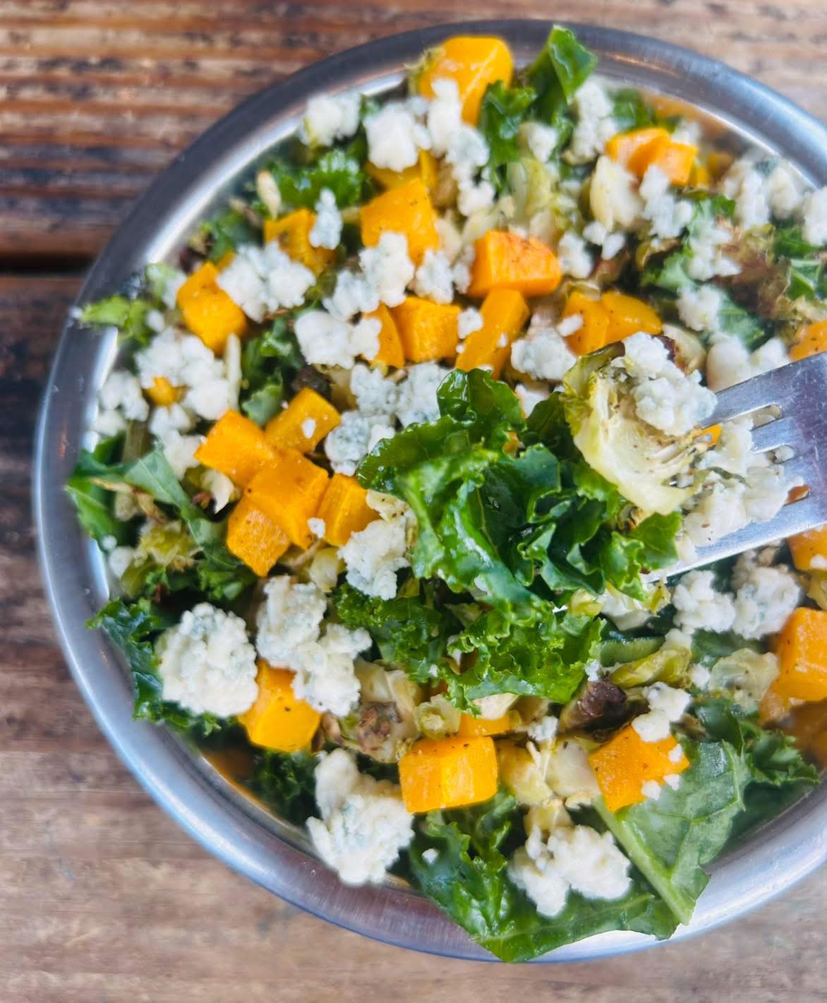 🥬Seasonal Roasted Vegetable Salad!
🥬Kale topped with roasted shaved Brussels sprouts, roasted butternut squash, blue cheese, and roasted garlic dressing.
🥬Enjoy as a small or large salad at all Sidewall locations now!
#salad #veggies #gvltoday #greenville360