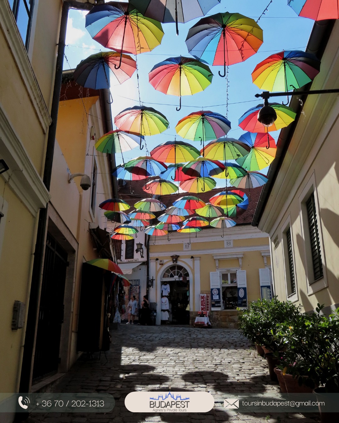 Já sentiu a leveza de caminhar por um verdadeiro conto de fadas colorido? ✨
Szentendre é aquele refúgio charmoso bem pertinho de Budapeste. Quando guio meus convidados por essas ruelas de paralelepípedos, a energia mediterrânea e a arte em cada esquina simplesmente nos abraçam. 🎨
Amo nossas conversas em português enquanto tomamos um café ou provamos o famoso maçapão local. Conhecer os artesãos húngaros de perto e compartilhar histórias cria uma conexão que aquece o coração. ❤️
O charme vibrante e a paz dessa vila de artistas não cabem em fotos. É uma vivência tão aconchegante e inspiradora que seria um grande pecado deixar de fora da sua viagem!
Quer explorar esse cantinho mágico comigo? Me chame no WhatsApp ou acesse nosso site (link na bio) e reserve seu passeio! 👇
#BudapesteParaBrasileiros #Hungria #Szentendre #ViajarPelaEuropa #TurismoComGuia #ViagemDosSonhos #ExperiênciaAutêntica #GuiaEmBudapeste #EuropaCentral #DescubraAHungria #PasseioPrivativo #VilasEuropeias #ArteECultura #TurismoEuropa #BudapestPrivateTours