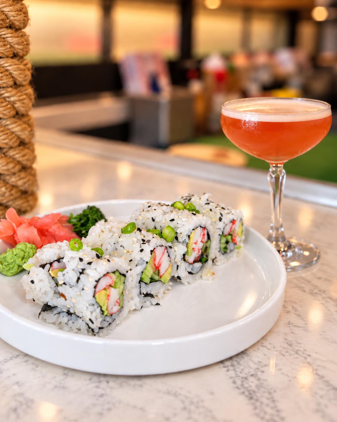 An elevated afternoon at Izzy’s. 🍣🍸 Enjoy $10 California, tuna, shrimp & veggie rolls from 2–5PM, perfectly paired with the Coral Blue — our Drink of the Moment.