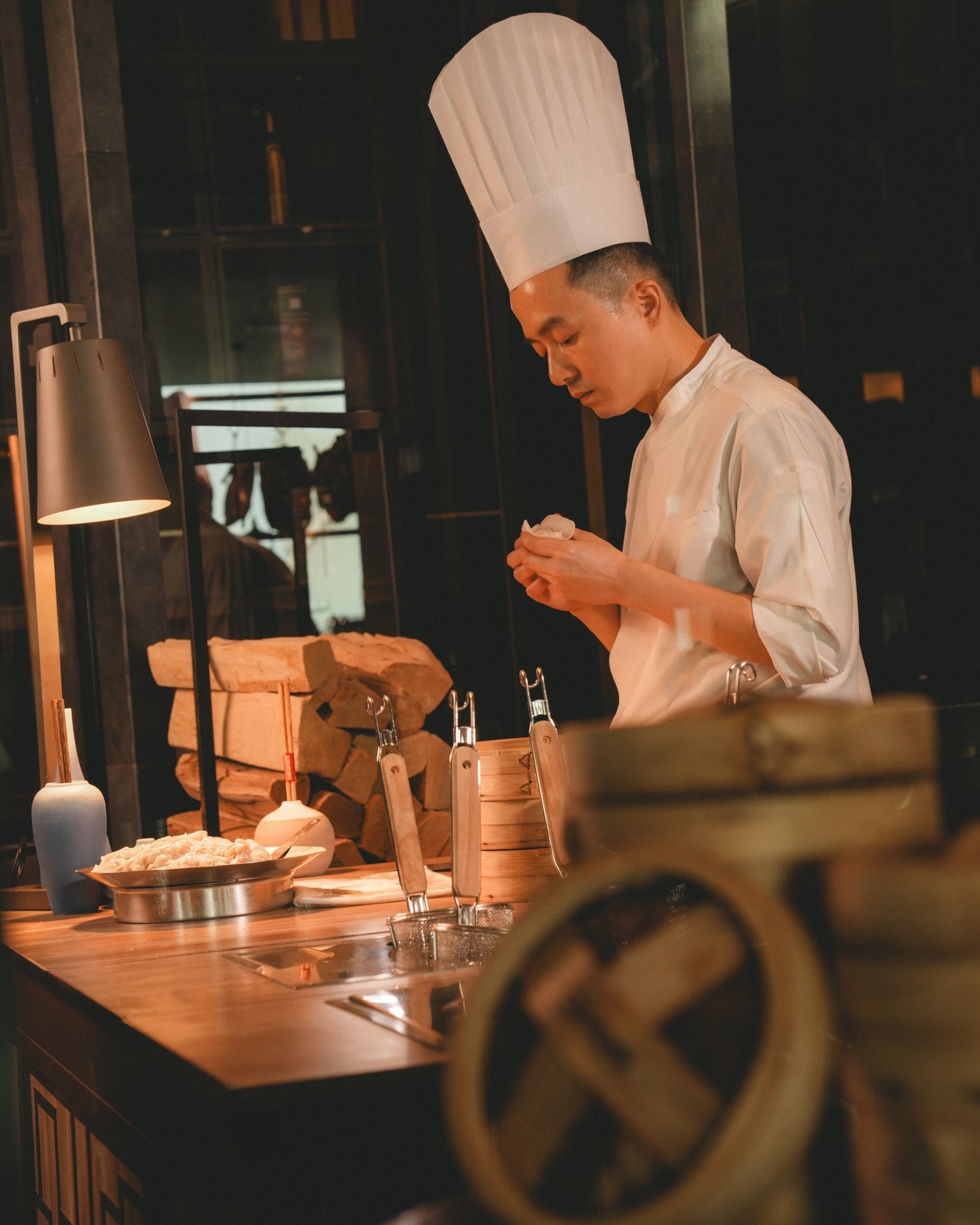The perfect plate is never rushed.
For our chefs, shaping dim sum is a ritual of focus, repetition and the satisfaction of getting every fold just right.
بالنسبة لطهاتنا، يبدأ الديم سوم من التفاصيل الدقيقة. من تشكيل كل قطعة إلى ضبط كل طيّة بعناية
لأن الديم سوم المتقن يأتي على مهل