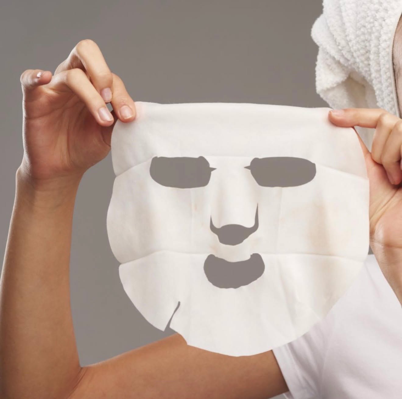 IALURONIC FACE MASK
Maska wykonana w 100% z kompostowalnej tkaniny wiskozowej TNT, gotowa i wyprofilowana do nałożenia bezpośrednio na twarz.
- Działanie przeciwstarzeniowe i przeciwzmarszczkowe
- Działanie nawilżające i uelastyczniające
- Działanie odżywcze i wypełniające
- Energetyzujący efekt rozświetlający
Składniki aktywne: kwas hialuronowy, hialuronian sodu, hydrolizowane glikozoaminoglikany, hydrolizowany kwas hialuronowy, usieciowany kwas hialuronowy, ekstrakt z korzenia żeń-szenia.
#maski #kwashiauronowy #żeńszeń #nawilżenietwarzy #antiage