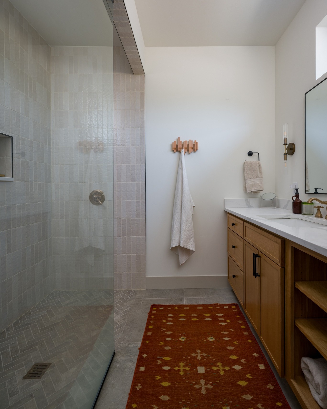 Good interior design is often found in the balance between form and function. Clean lines and understated tile create a calm foundation here, while the warm wood cabinetry, brass details, and patterned rug bring personality and texture into the space.
📩Have a project you’re ready to showcase? Let’s create imagery that does it justice.
#InteriorPhotography #InteriorDesignPhotography #ArchitecturalPhotography #DesignPhotography #InteriorDesign #MountainModern #MountainHome #ColoradoInteriors #ResidentialPhotography #InteriorDetails @bwdconstruction